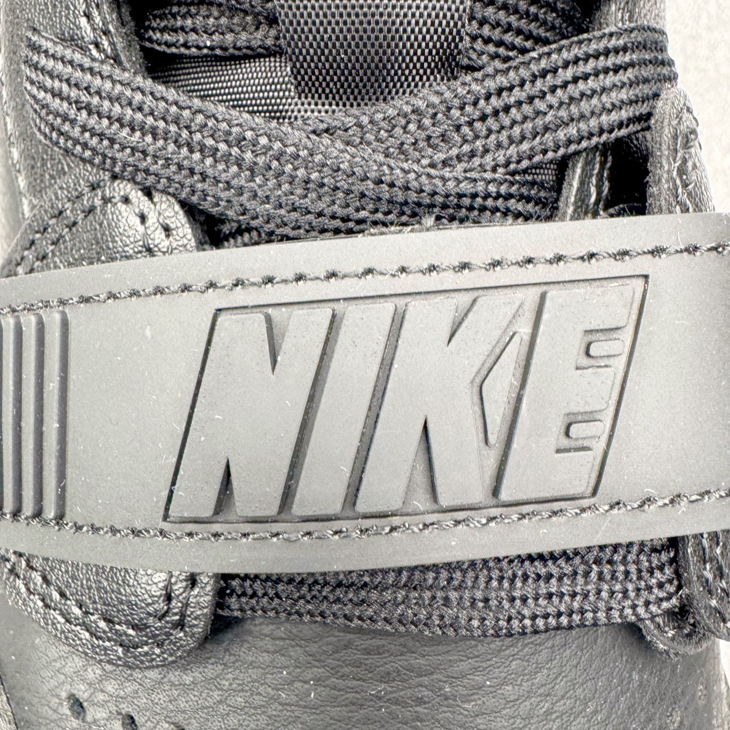 图片[12]-＃KZ神版 Air Jordan Legacy AJ312 复古篮球鞋 IQ9784-001 市场最强独一档产物 全套原纸板楦头开发 原厂大底磨具加持立体防滑纹理 原档数据后跟TPU子母扣魔术贴 原装可视Air Sole气垫 原汁原味最完美的312代版型 唯一正确鞋头趴度弧度高度鞋身腰线 进口港宝加持 后跟自然饱满 全鞋荧光划线卡点 追求极致完美 每一双都是工艺品 多重QC质检 超越公司货的品控标准 实实在在的免检产品 鞋身采用了皮革材质打造 横跨鞋面的魔术贴十分吸睛 侧面的Swoosh Logo的一部分被鞋面遮挡了一部分 颇具玩味 魔术贴上标有NK标识 而鞋舌上是Jordan的经典红色飞翼Logo 后跟和鞋底均采用了AJ3的设计 后跟上同样也使用了经典的爆裂纹图案 尺码：36 36.5 37.5 38 38.5 39 40 40.5 41 42 42.5 43 44 44.5 45 46 47.5-选品中心