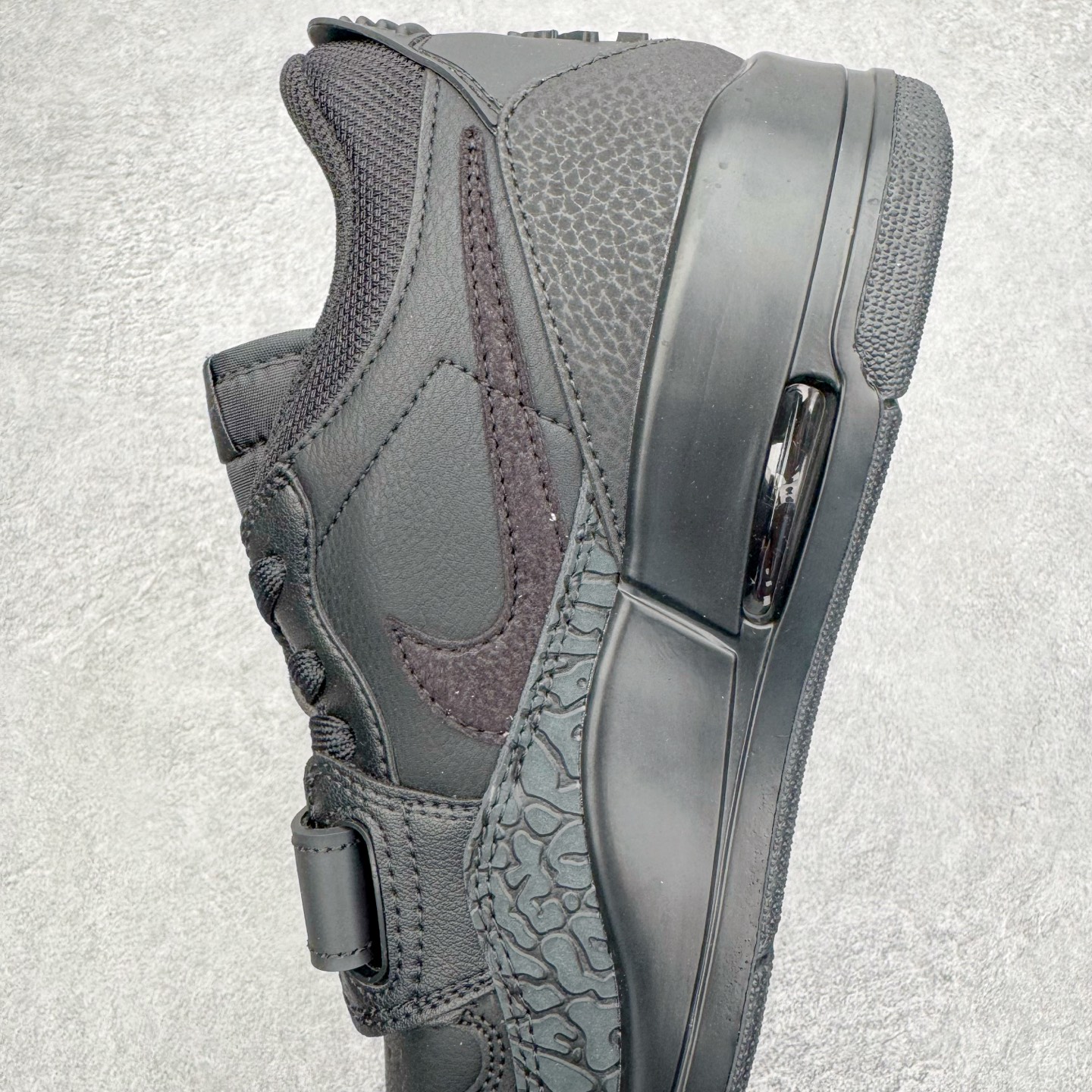 图片[7]-＃KZ神版 Air Jordan Legacy AJ312 复古篮球鞋 IQ9784-001 市场最强独一档产物 全套原纸板楦头开发 原厂大底磨具加持立体防滑纹理 原档数据后跟TPU子母扣魔术贴 原装可视Air Sole气垫 原汁原味最完美的312代版型 唯一正确鞋头趴度弧度高度鞋身腰线 进口港宝加持 后跟自然饱满 全鞋荧光划线卡点 追求极致完美 每一双都是工艺品 多重QC质检 超越公司货的品控标准 实实在在的免检产品 鞋身采用了皮革材质打造 横跨鞋面的魔术贴十分吸睛 侧面的Swoosh Logo的一部分被鞋面遮挡了一部分 颇具玩味 魔术贴上标有NK标识 而鞋舌上是Jordan的经典红色飞翼Logo 后跟和鞋底均采用了AJ3的设计 后跟上同样也使用了经典的爆裂纹图案 尺码：36 36.5 37.5 38 38.5 39 40 40.5 41 42 42.5 43 44 44.5 45 46 47.5-选品中心