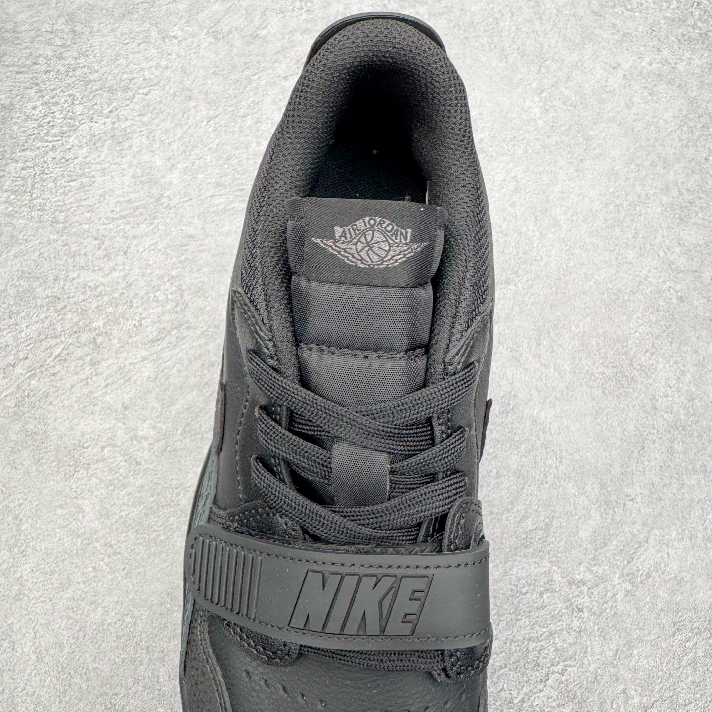 图片[5]-＃KZ神版 Air Jordan Legacy AJ312 复古篮球鞋 IQ9784-001 市场最强独一档产物 全套原纸板楦头开发 原厂大底磨具加持立体防滑纹理 原档数据后跟TPU子母扣魔术贴 原装可视Air Sole气垫 原汁原味最完美的312代版型 唯一正确鞋头趴度弧度高度鞋身腰线 进口港宝加持 后跟自然饱满 全鞋荧光划线卡点 追求极致完美 每一双都是工艺品 多重QC质检 超越公司货的品控标准 实实在在的免检产品 鞋身采用了皮革材质打造 横跨鞋面的魔术贴十分吸睛 侧面的Swoosh Logo的一部分被鞋面遮挡了一部分 颇具玩味 魔术贴上标有NK标识 而鞋舌上是Jordan的经典红色飞翼Logo 后跟和鞋底均采用了AJ3的设计 后跟上同样也使用了经典的爆裂纹图案 尺码：36 36.5 37.5 38 38.5 39 40 40.5 41 42 42.5 43 44 44.5 45 46 47.5-选品中心