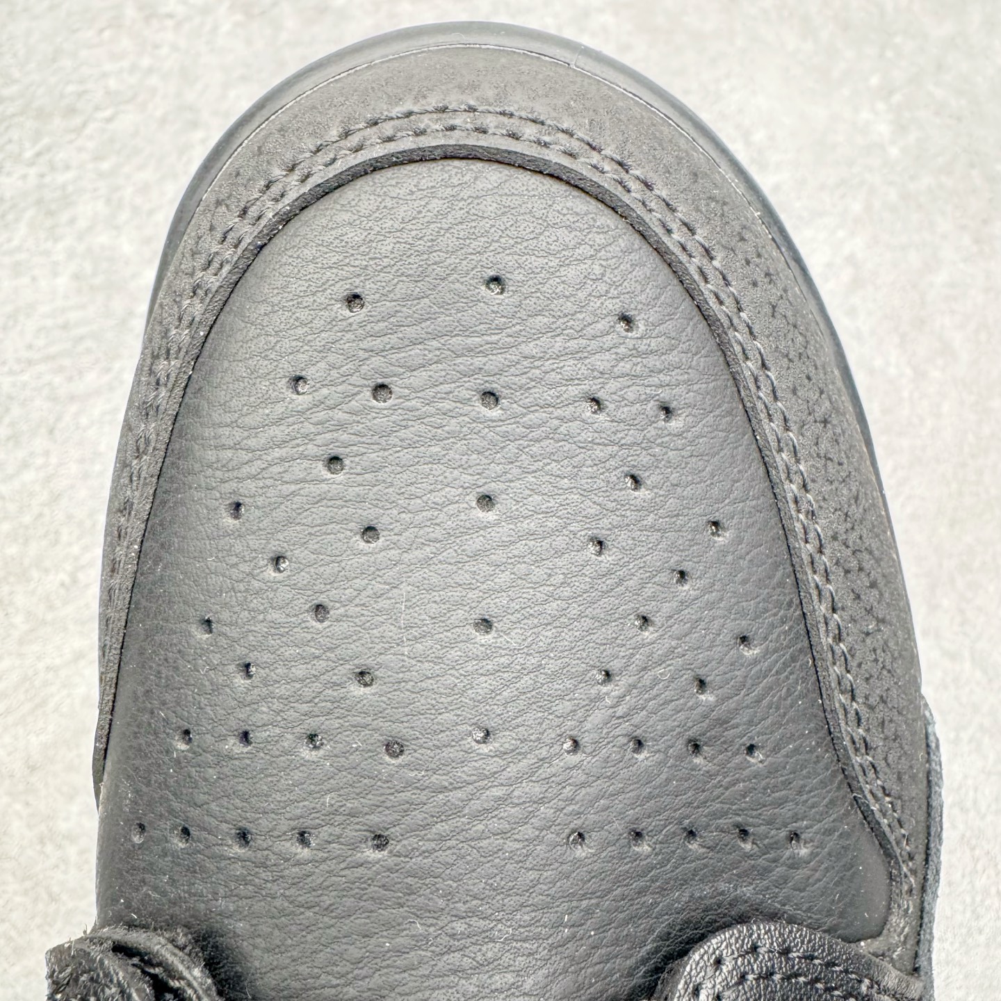 图片[14]-＃KZ神版 Air Jordan Legacy AJ312 复古篮球鞋 IQ9784-001 市场最强独一档产物 全套原纸板楦头开发 原厂大底磨具加持立体防滑纹理 原档数据后跟TPU子母扣魔术贴 原装可视Air Sole气垫 原汁原味最完美的312代版型 唯一正确鞋头趴度弧度高度鞋身腰线 进口港宝加持 后跟自然饱满 全鞋荧光划线卡点 追求极致完美 每一双都是工艺品 多重QC质检 超越公司货的品控标准 实实在在的免检产品 鞋身采用了皮革材质打造 横跨鞋面的魔术贴十分吸睛 侧面的Swoosh Logo的一部分被鞋面遮挡了一部分 颇具玩味 魔术贴上标有NK标识 而鞋舌上是Jordan的经典红色飞翼Logo 后跟和鞋底均采用了AJ3的设计 后跟上同样也使用了经典的爆裂纹图案 尺码：36 36.5 37.5 38 38.5 39 40 40.5 41 42 42.5 43 44 44.5 45 46 47.5-选品中心