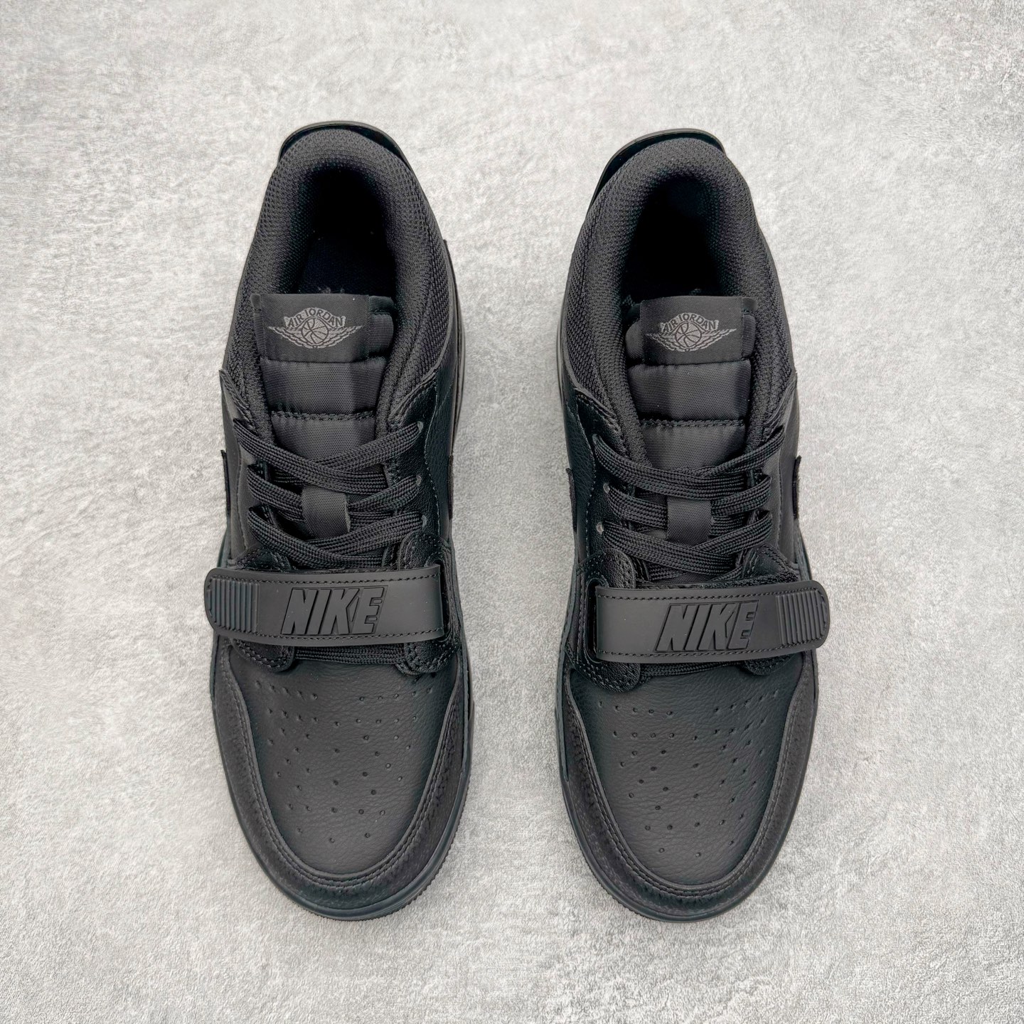 图片[2]-＃KZ神版 Air Jordan Legacy AJ312 复古篮球鞋 IQ9784-001 市场最强独一档产物 全套原纸板楦头开发 原厂大底磨具加持立体防滑纹理 原档数据后跟TPU子母扣魔术贴 原装可视Air Sole气垫 原汁原味最完美的312代版型 唯一正确鞋头趴度弧度高度鞋身腰线 进口港宝加持 后跟自然饱满 全鞋荧光划线卡点 追求极致完美 每一双都是工艺品 多重QC质检 超越公司货的品控标准 实实在在的免检产品 鞋身采用了皮革材质打造 横跨鞋面的魔术贴十分吸睛 侧面的Swoosh Logo的一部分被鞋面遮挡了一部分 颇具玩味 魔术贴上标有NK标识 而鞋舌上是Jordan的经典红色飞翼Logo 后跟和鞋底均采用了AJ3的设计 后跟上同样也使用了经典的爆裂纹图案 尺码：36 36.5 37.5 38 38.5 39 40 40.5 41 42 42.5 43 44 44.5 45 46 47.5-选品中心