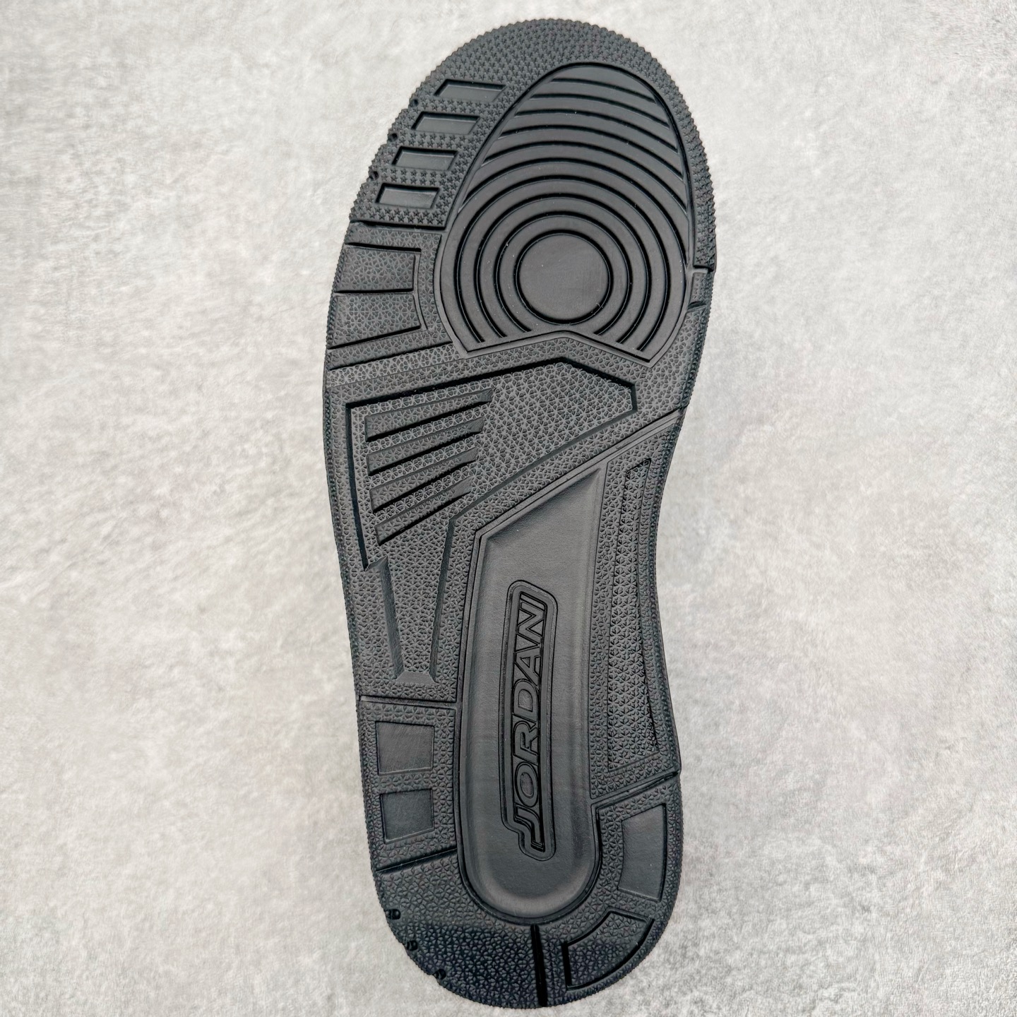 图片[9]-＃KZ神版 Air Jordan Legacy AJ312 复古篮球鞋 IQ9784-001 市场最强独一档产物 全套原纸板楦头开发 原厂大底磨具加持立体防滑纹理 原档数据后跟TPU子母扣魔术贴 原装可视Air Sole气垫 原汁原味最完美的312代版型 唯一正确鞋头趴度弧度高度鞋身腰线 进口港宝加持 后跟自然饱满 全鞋荧光划线卡点 追求极致完美 每一双都是工艺品 多重QC质检 超越公司货的品控标准 实实在在的免检产品 鞋身采用了皮革材质打造 横跨鞋面的魔术贴十分吸睛 侧面的Swoosh Logo的一部分被鞋面遮挡了一部分 颇具玩味 魔术贴上标有NK标识 而鞋舌上是Jordan的经典红色飞翼Logo 后跟和鞋底均采用了AJ3的设计 后跟上同样也使用了经典的爆裂纹图案 尺码：36 36.5 37.5 38 38.5 39 40 40.5 41 42 42.5 43 44 44.5 45 46 47.5-选品中心