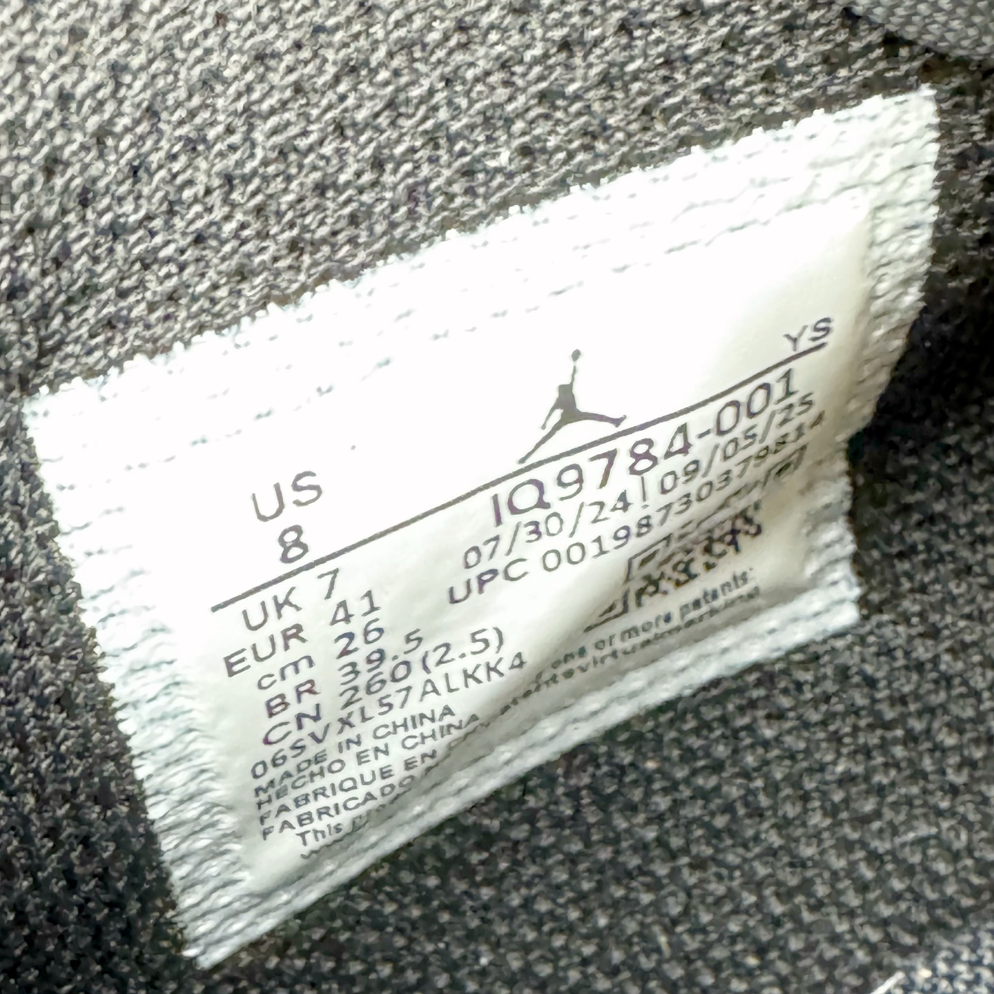 图片[10]-＃KZ神版 Air Jordan Legacy AJ312 复古篮球鞋 IQ9784-001 市场最强独一档产物 全套原纸板楦头开发 原厂大底磨具加持立体防滑纹理 原档数据后跟TPU子母扣魔术贴 原装可视Air Sole气垫 原汁原味最完美的312代版型 唯一正确鞋头趴度弧度高度鞋身腰线 进口港宝加持 后跟自然饱满 全鞋荧光划线卡点 追求极致完美 每一双都是工艺品 多重QC质检 超越公司货的品控标准 实实在在的免检产品 鞋身采用了皮革材质打造 横跨鞋面的魔术贴十分吸睛 侧面的Swoosh Logo的一部分被鞋面遮挡了一部分 颇具玩味 魔术贴上标有NK标识 而鞋舌上是Jordan的经典红色飞翼Logo 后跟和鞋底均采用了AJ3的设计 后跟上同样也使用了经典的爆裂纹图案 尺码：36 36.5 37.5 38 38.5 39 40 40.5 41 42 42.5 43 44 44.5 45 46 47.5-选品中心