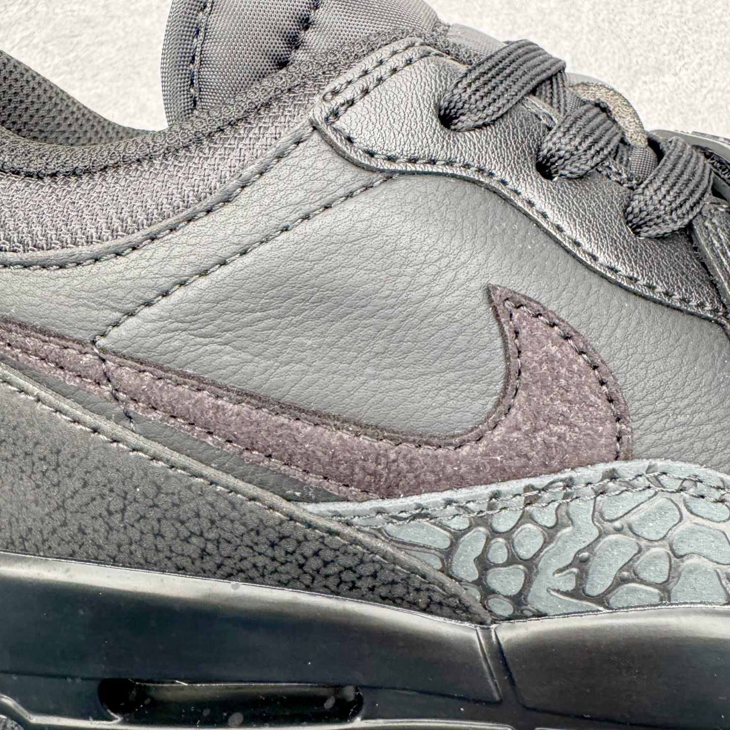 图片[11]-＃KZ神版 Air Jordan Legacy AJ312 复古篮球鞋 IQ9784-001 市场最强独一档产物 全套原纸板楦头开发 原厂大底磨具加持立体防滑纹理 原档数据后跟TPU子母扣魔术贴 原装可视Air Sole气垫 原汁原味最完美的312代版型 唯一正确鞋头趴度弧度高度鞋身腰线 进口港宝加持 后跟自然饱满 全鞋荧光划线卡点 追求极致完美 每一双都是工艺品 多重QC质检 超越公司货的品控标准 实实在在的免检产品 鞋身采用了皮革材质打造 横跨鞋面的魔术贴十分吸睛 侧面的Swoosh Logo的一部分被鞋面遮挡了一部分 颇具玩味 魔术贴上标有NK标识 而鞋舌上是Jordan的经典红色飞翼Logo 后跟和鞋底均采用了AJ3的设计 后跟上同样也使用了经典的爆裂纹图案 尺码：36 36.5 37.5 38 38.5 39 40 40.5 41 42 42.5 43 44 44.5 45 46 47.5-选品中心