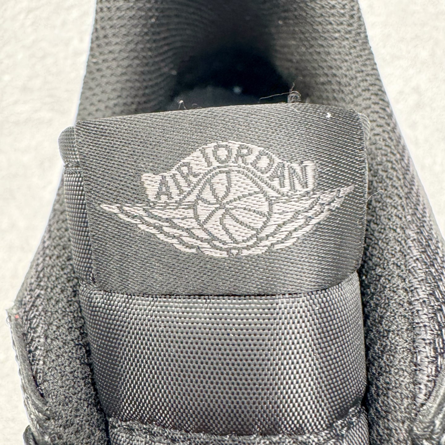 图片[13]-＃KZ神版 Air Jordan Legacy AJ312 复古篮球鞋 IQ9784-001 市场最强独一档产物 全套原纸板楦头开发 原厂大底磨具加持立体防滑纹理 原档数据后跟TPU子母扣魔术贴 原装可视Air Sole气垫 原汁原味最完美的312代版型 唯一正确鞋头趴度弧度高度鞋身腰线 进口港宝加持 后跟自然饱满 全鞋荧光划线卡点 追求极致完美 每一双都是工艺品 多重QC质检 超越公司货的品控标准 实实在在的免检产品 鞋身采用了皮革材质打造 横跨鞋面的魔术贴十分吸睛 侧面的Swoosh Logo的一部分被鞋面遮挡了一部分 颇具玩味 魔术贴上标有NK标识 而鞋舌上是Jordan的经典红色飞翼Logo 后跟和鞋底均采用了AJ3的设计 后跟上同样也使用了经典的爆裂纹图案 尺码：36 36.5 37.5 38 38.5 39 40 40.5 41 42 42.5 43 44 44.5 45 46 47.5-选品中心