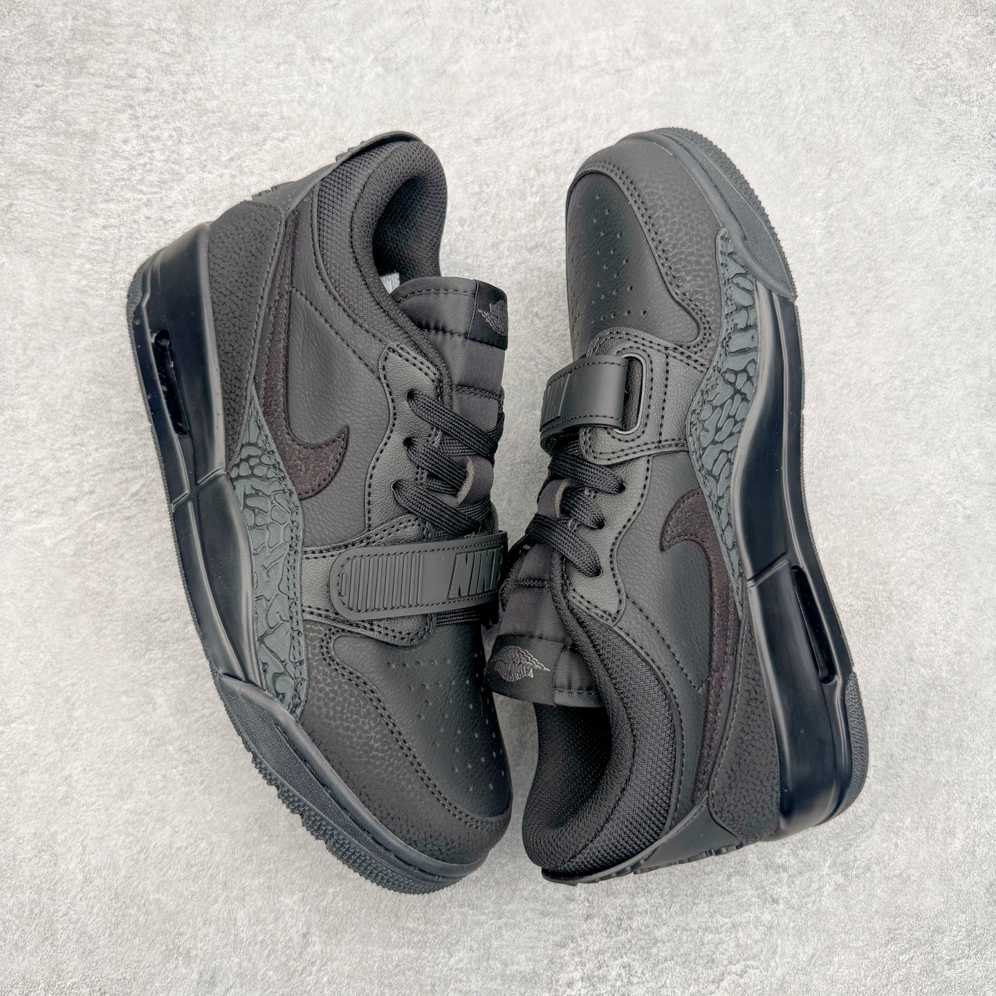 图片[3]-＃KZ神版 Air Jordan Legacy AJ312 复古篮球鞋 IQ9784-001 市场最强独一档产物 全套原纸板楦头开发 原厂大底磨具加持立体防滑纹理 原档数据后跟TPU子母扣魔术贴 原装可视Air Sole气垫 原汁原味最完美的312代版型 唯一正确鞋头趴度弧度高度鞋身腰线 进口港宝加持 后跟自然饱满 全鞋荧光划线卡点 追求极致完美 每一双都是工艺品 多重QC质检 超越公司货的品控标准 实实在在的免检产品 鞋身采用了皮革材质打造 横跨鞋面的魔术贴十分吸睛 侧面的Swoosh Logo的一部分被鞋面遮挡了一部分 颇具玩味 魔术贴上标有NK标识 而鞋舌上是Jordan的经典红色飞翼Logo 后跟和鞋底均采用了AJ3的设计 后跟上同样也使用了经典的爆裂纹图案 尺码：36 36.5 37.5 38 38.5 39 40 40.5 41 42 42.5 43 44 44.5 45 46 47.5-选品中心