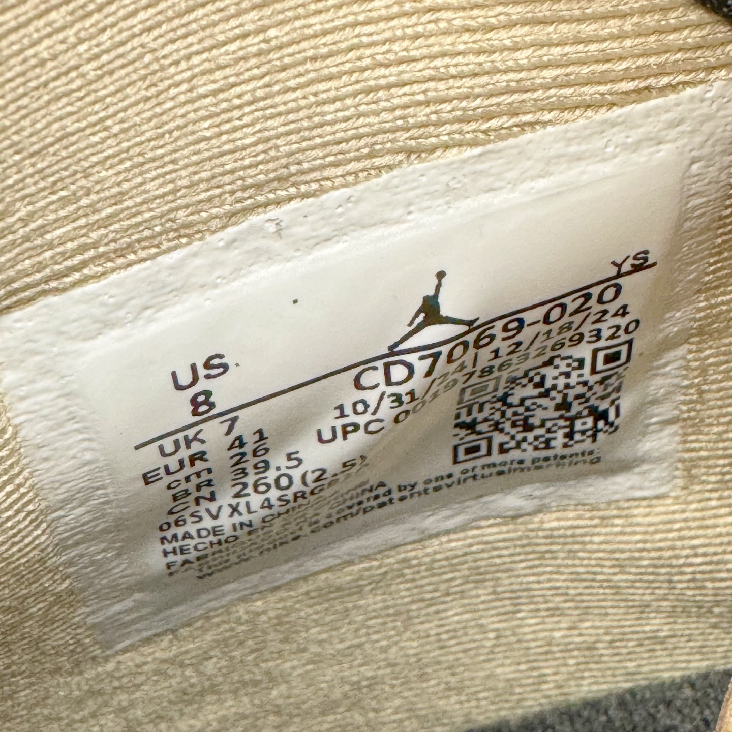 图片[11]-＃KZ神版 Air Jordan Legacy AJ312 复古篮球鞋 CD7069-020 市场最强独一档产物 全套原纸板楦头开发 原厂大底磨具加持立体防滑纹理 原档数据后跟TPU子母扣魔术贴 原装可视Air Sole气垫 原汁原味最完美的312代版型 唯一正确鞋头趴度弧度高度鞋身腰线 进口港宝加持 后跟自然饱满 全鞋荧光划线卡点 追求极致完美 每一双都是工艺品 多重QC质检 超越公司货的品控标准 实实在在的免检产品 鞋身采用了皮革材质打造 横跨鞋面的魔术贴十分吸睛 侧面的Swoosh Logo的一部分被鞋面遮挡了一部分 颇具玩味 魔术贴上标有NK标识 而鞋舌上是Jordan的经典红色飞翼Logo 后跟和鞋底均采用了AJ3的设计 后跟上同样也使用了经典的爆裂纹图案 尺码：36 36.5 37.5 38 38.5 39 40 40.5 41 42 42.5 43 44 44.5 45 46 47.5-选品中心