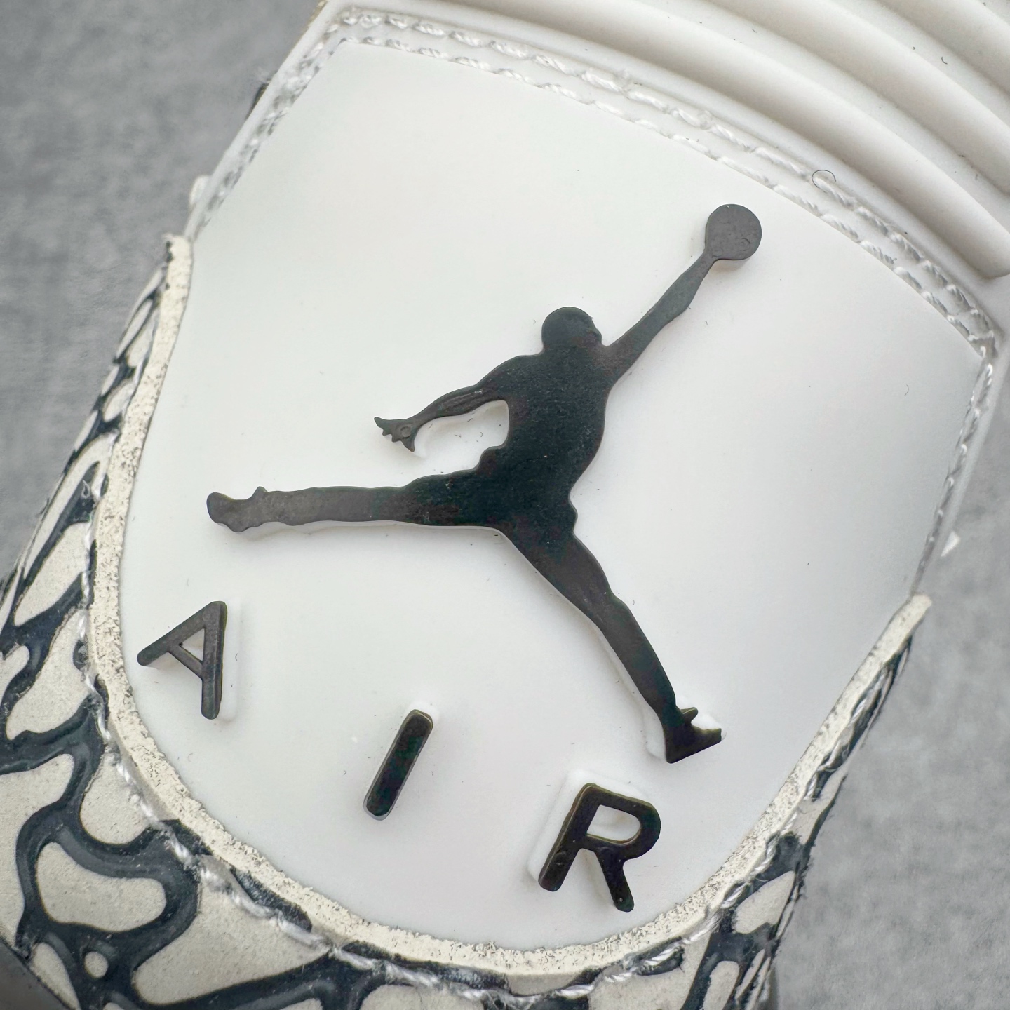 图片[15]-＃KZ神版 Air Jordan Legacy AJ312 复古篮球鞋 CD7069-020 市场最强独一档产物 全套原纸板楦头开发 原厂大底磨具加持立体防滑纹理 原档数据后跟TPU子母扣魔术贴 原装可视Air Sole气垫 原汁原味最完美的312代版型 唯一正确鞋头趴度弧度高度鞋身腰线 进口港宝加持 后跟自然饱满 全鞋荧光划线卡点 追求极致完美 每一双都是工艺品 多重QC质检 超越公司货的品控标准 实实在在的免检产品 鞋身采用了皮革材质打造 横跨鞋面的魔术贴十分吸睛 侧面的Swoosh Logo的一部分被鞋面遮挡了一部分 颇具玩味 魔术贴上标有NK标识 而鞋舌上是Jordan的经典红色飞翼Logo 后跟和鞋底均采用了AJ3的设计 后跟上同样也使用了经典的爆裂纹图案 尺码：36 36.5 37.5 38 38.5 39 40 40.5 41 42 42.5 43 44 44.5 45 46 47.5-选品中心