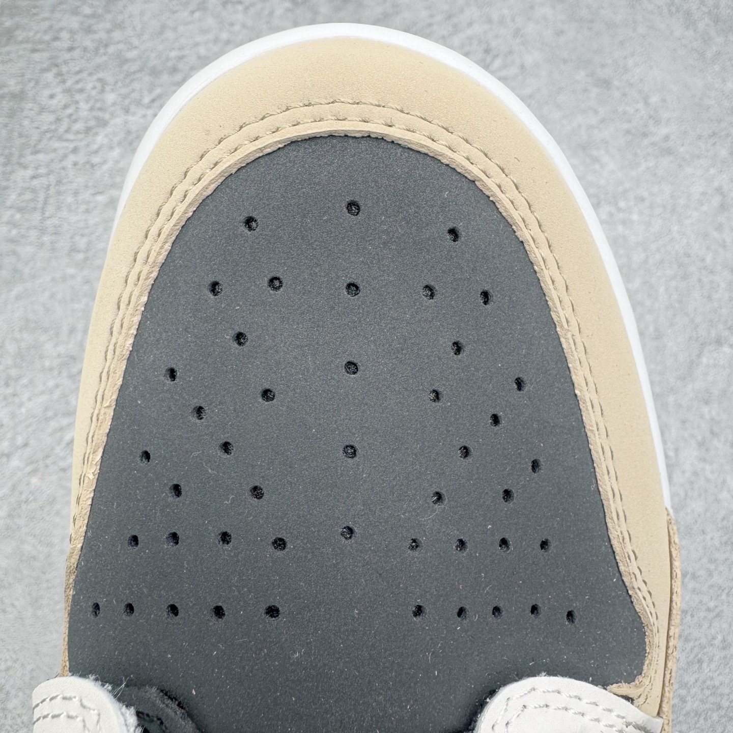 图片[14]-＃KZ神版 Air Jordan Legacy AJ312 复古篮球鞋 CD7069-020 市场最强独一档产物 全套原纸板楦头开发 原厂大底磨具加持立体防滑纹理 原档数据后跟TPU子母扣魔术贴 原装可视Air Sole气垫 原汁原味最完美的312代版型 唯一正确鞋头趴度弧度高度鞋身腰线 进口港宝加持 后跟自然饱满 全鞋荧光划线卡点 追求极致完美 每一双都是工艺品 多重QC质检 超越公司货的品控标准 实实在在的免检产品 鞋身采用了皮革材质打造 横跨鞋面的魔术贴十分吸睛 侧面的Swoosh Logo的一部分被鞋面遮挡了一部分 颇具玩味 魔术贴上标有NK标识 而鞋舌上是Jordan的经典红色飞翼Logo 后跟和鞋底均采用了AJ3的设计 后跟上同样也使用了经典的爆裂纹图案 尺码：36 36.5 37.5 38 38.5 39 40 40.5 41 42 42.5 43 44 44.5 45 46 47.5-选品中心