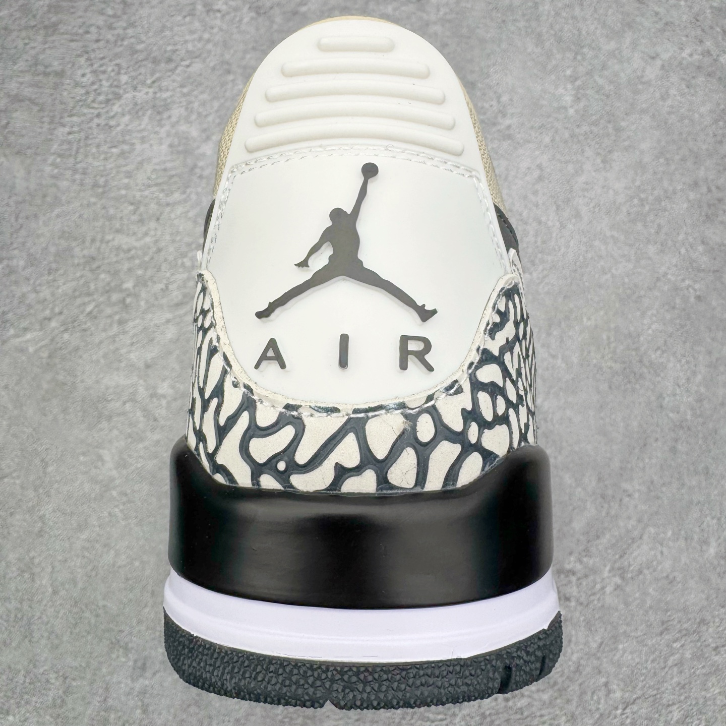 图片[8]-＃KZ神版 Air Jordan Legacy AJ312 复古篮球鞋 CD7069-020 市场最强独一档产物 全套原纸板楦头开发 原厂大底磨具加持立体防滑纹理 原档数据后跟TPU子母扣魔术贴 原装可视Air Sole气垫 原汁原味最完美的312代版型 唯一正确鞋头趴度弧度高度鞋身腰线 进口港宝加持 后跟自然饱满 全鞋荧光划线卡点 追求极致完美 每一双都是工艺品 多重QC质检 超越公司货的品控标准 实实在在的免检产品 鞋身采用了皮革材质打造 横跨鞋面的魔术贴十分吸睛 侧面的Swoosh Logo的一部分被鞋面遮挡了一部分 颇具玩味 魔术贴上标有NK标识 而鞋舌上是Jordan的经典红色飞翼Logo 后跟和鞋底均采用了AJ3的设计 后跟上同样也使用了经典的爆裂纹图案 尺码：36 36.5 37.5 38 38.5 39 40 40.5 41 42 42.5 43 44 44.5 45 46 47.5-选品中心