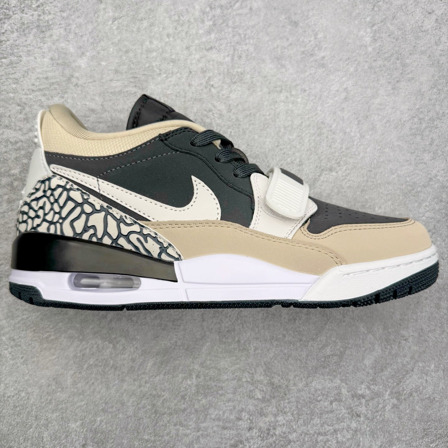 图片[5]-＃KZ神版 Air Jordan Legacy AJ312 复古篮球鞋 市场最强独一档产物 全套原纸板楦头开发 原厂大底磨具加持立体防滑纹理 原档数据后跟TPU子母扣魔术贴 原装可视Air Sole气垫 原汁原味最完美的312代版型 唯一正确鞋头趴度弧度高度鞋身腰线 进口港宝加持 后跟自然饱满 全鞋荧光划线卡点 追求极致完美 每一双都是工艺品 多重QC质检 超越公司货的品控标准 实实在在的免检产品 鞋身采用了皮革材质打造 横跨鞋面的魔术贴十分吸睛 侧面的Swoosh Logo的一部分被鞋面遮挡了一部分 颇具玩味 魔术贴上标有NK标识 而鞋舌上是Jordan的经典红色飞翼Logo 后跟和鞋底均采用了AJ3的设计 后跟上同样也使用了经典的爆裂纹图案 尺码：36 36.5 37.5 38 38.5 39 40 40.5 41 42 42.5 43 44 44.5 45 46 47.5-选品中心