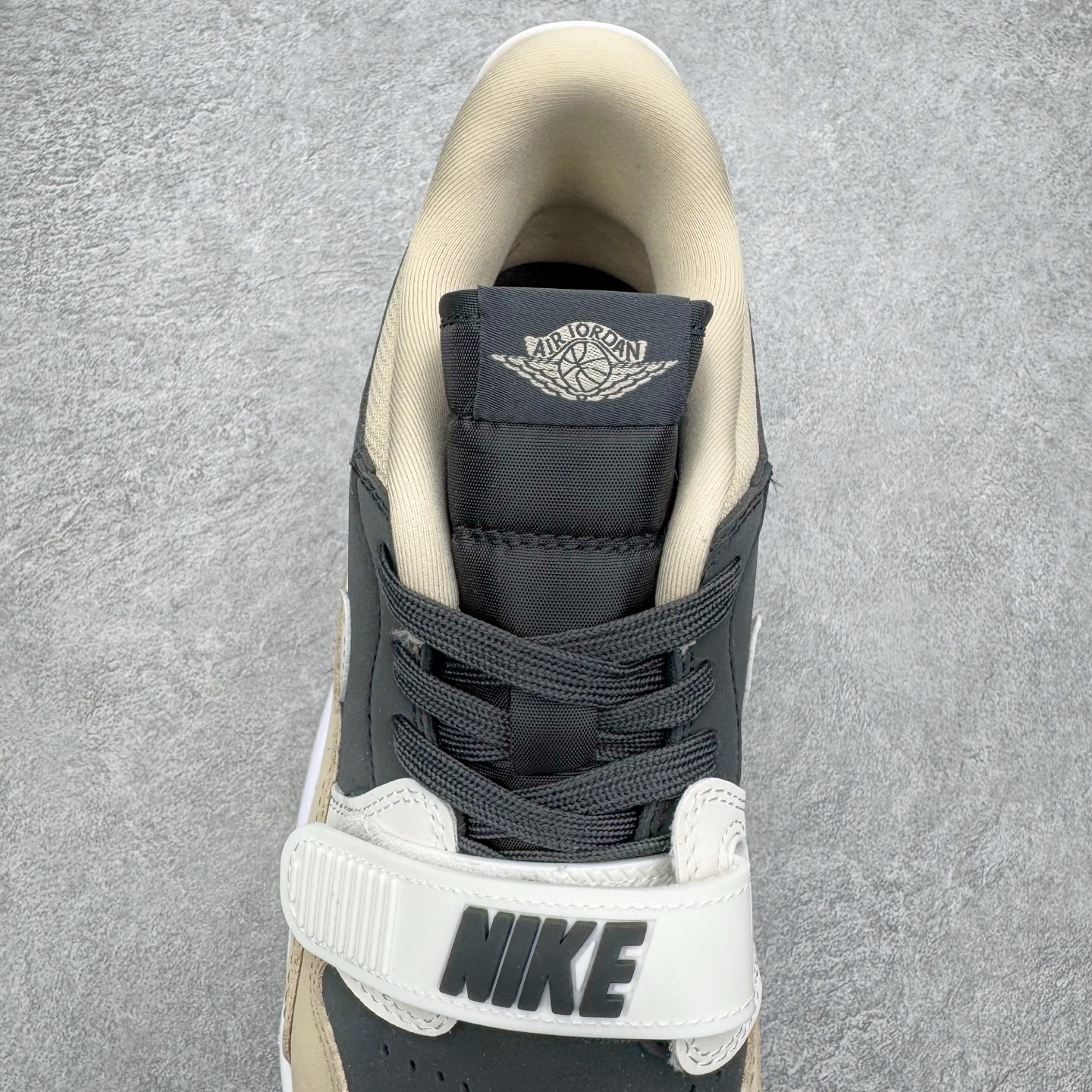 图片[5]-＃KZ神版 Air Jordan Legacy AJ312 复古篮球鞋 CD7069-020 市场最强独一档产物 全套原纸板楦头开发 原厂大底磨具加持立体防滑纹理 原档数据后跟TPU子母扣魔术贴 原装可视Air Sole气垫 原汁原味最完美的312代版型 唯一正确鞋头趴度弧度高度鞋身腰线 进口港宝加持 后跟自然饱满 全鞋荧光划线卡点 追求极致完美 每一双都是工艺品 多重QC质检 超越公司货的品控标准 实实在在的免检产品 鞋身采用了皮革材质打造 横跨鞋面的魔术贴十分吸睛 侧面的Swoosh Logo的一部分被鞋面遮挡了一部分 颇具玩味 魔术贴上标有NK标识 而鞋舌上是Jordan的经典红色飞翼Logo 后跟和鞋底均采用了AJ3的设计 后跟上同样也使用了经典的爆裂纹图案 尺码：36 36.5 37.5 38 38.5 39 40 40.5 41 42 42.5 43 44 44.5 45 46 47.5-选品中心