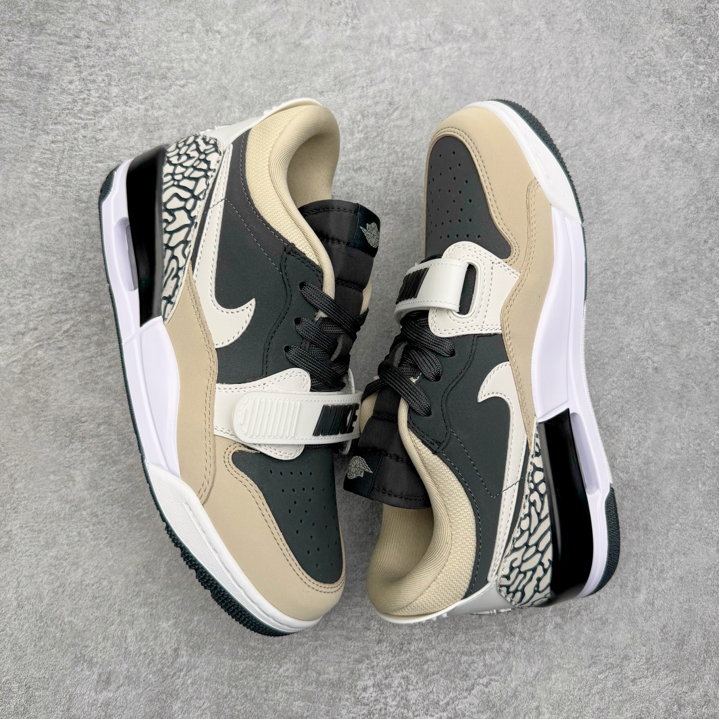 图片[3]-＃KZ神版 Air Jordan Legacy AJ312 复古篮球鞋 CD7069-020 市场最强独一档产物 全套原纸板楦头开发 原厂大底磨具加持立体防滑纹理 原档数据后跟TPU子母扣魔术贴 原装可视Air Sole气垫 原汁原味最完美的312代版型 唯一正确鞋头趴度弧度高度鞋身腰线 进口港宝加持 后跟自然饱满 全鞋荧光划线卡点 追求极致完美 每一双都是工艺品 多重QC质检 超越公司货的品控标准 实实在在的免检产品 鞋身采用了皮革材质打造 横跨鞋面的魔术贴十分吸睛 侧面的Swoosh Logo的一部分被鞋面遮挡了一部分 颇具玩味 魔术贴上标有NK标识 而鞋舌上是Jordan的经典红色飞翼Logo 后跟和鞋底均采用了AJ3的设计 后跟上同样也使用了经典的爆裂纹图案 尺码：36 36.5 37.5 38 38.5 39 40 40.5 41 42 42.5 43 44 44.5 45 46 47.5-选品中心