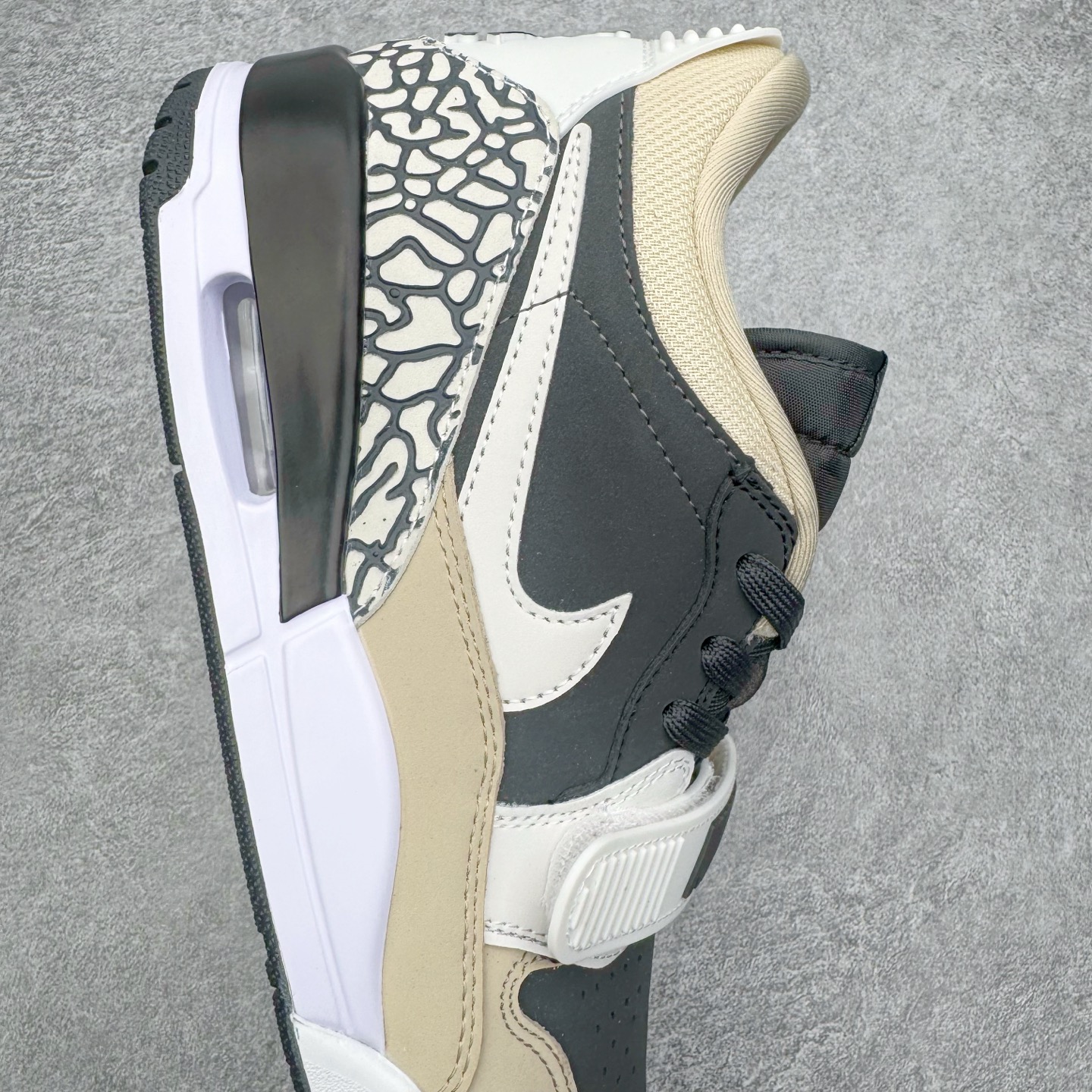 图片[6]-＃KZ神版 Air Jordan Legacy AJ312 复古篮球鞋 CD7069-020 市场最强独一档产物 全套原纸板楦头开发 原厂大底磨具加持立体防滑纹理 原档数据后跟TPU子母扣魔术贴 原装可视Air Sole气垫 原汁原味最完美的312代版型 唯一正确鞋头趴度弧度高度鞋身腰线 进口港宝加持 后跟自然饱满 全鞋荧光划线卡点 追求极致完美 每一双都是工艺品 多重QC质检 超越公司货的品控标准 实实在在的免检产品 鞋身采用了皮革材质打造 横跨鞋面的魔术贴十分吸睛 侧面的Swoosh Logo的一部分被鞋面遮挡了一部分 颇具玩味 魔术贴上标有NK标识 而鞋舌上是Jordan的经典红色飞翼Logo 后跟和鞋底均采用了AJ3的设计 后跟上同样也使用了经典的爆裂纹图案 尺码：36 36.5 37.5 38 38.5 39 40 40.5 41 42 42.5 43 44 44.5 45 46 47.5-选品中心