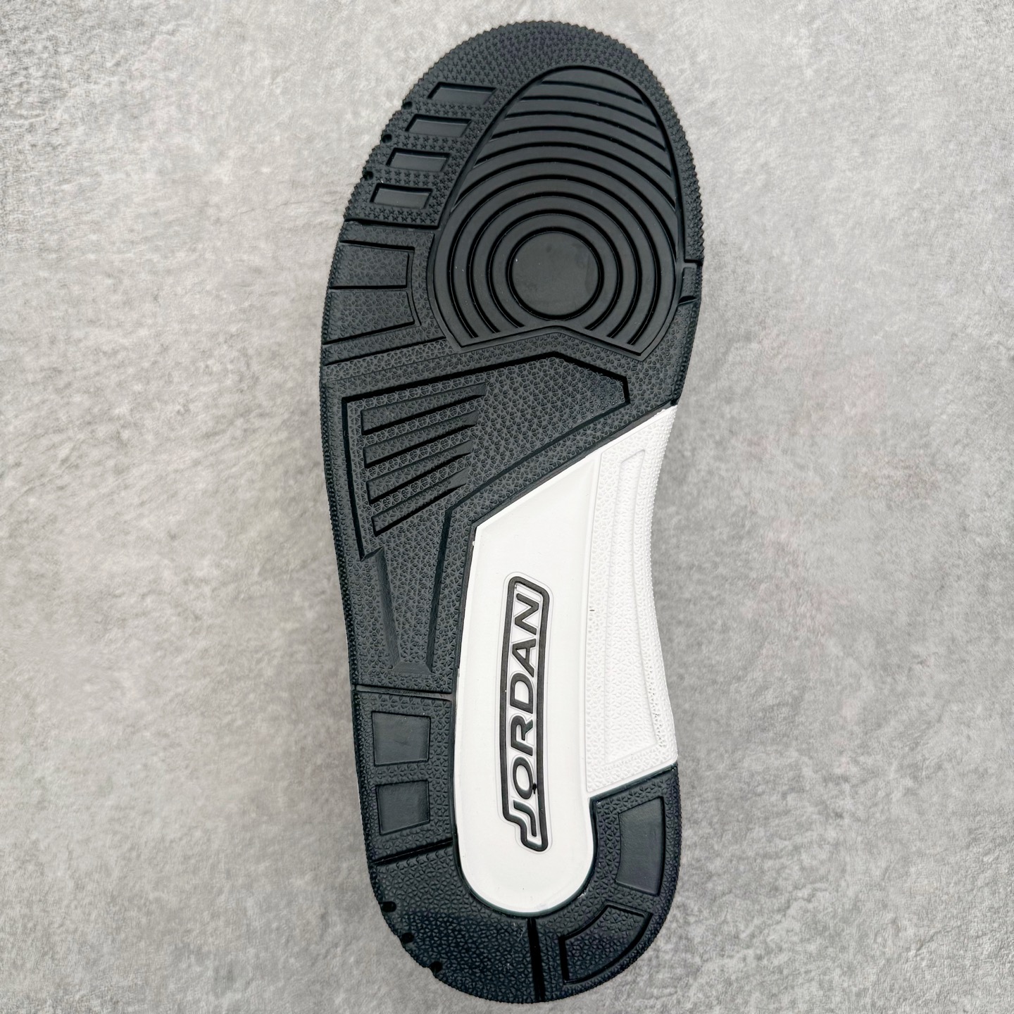 图片[9]-＃KZ神版 Air Jordan Legacy AJ312 复古篮球鞋 CD7069-020 市场最强独一档产物 全套原纸板楦头开发 原厂大底磨具加持立体防滑纹理 原档数据后跟TPU子母扣魔术贴 原装可视Air Sole气垫 原汁原味最完美的312代版型 唯一正确鞋头趴度弧度高度鞋身腰线 进口港宝加持 后跟自然饱满 全鞋荧光划线卡点 追求极致完美 每一双都是工艺品 多重QC质检 超越公司货的品控标准 实实在在的免检产品 鞋身采用了皮革材质打造 横跨鞋面的魔术贴十分吸睛 侧面的Swoosh Logo的一部分被鞋面遮挡了一部分 颇具玩味 魔术贴上标有NK标识 而鞋舌上是Jordan的经典红色飞翼Logo 后跟和鞋底均采用了AJ3的设计 后跟上同样也使用了经典的爆裂纹图案 尺码：36 36.5 37.5 38 38.5 39 40 40.5 41 42 42.5 43 44 44.5 45 46 47.5-选品中心