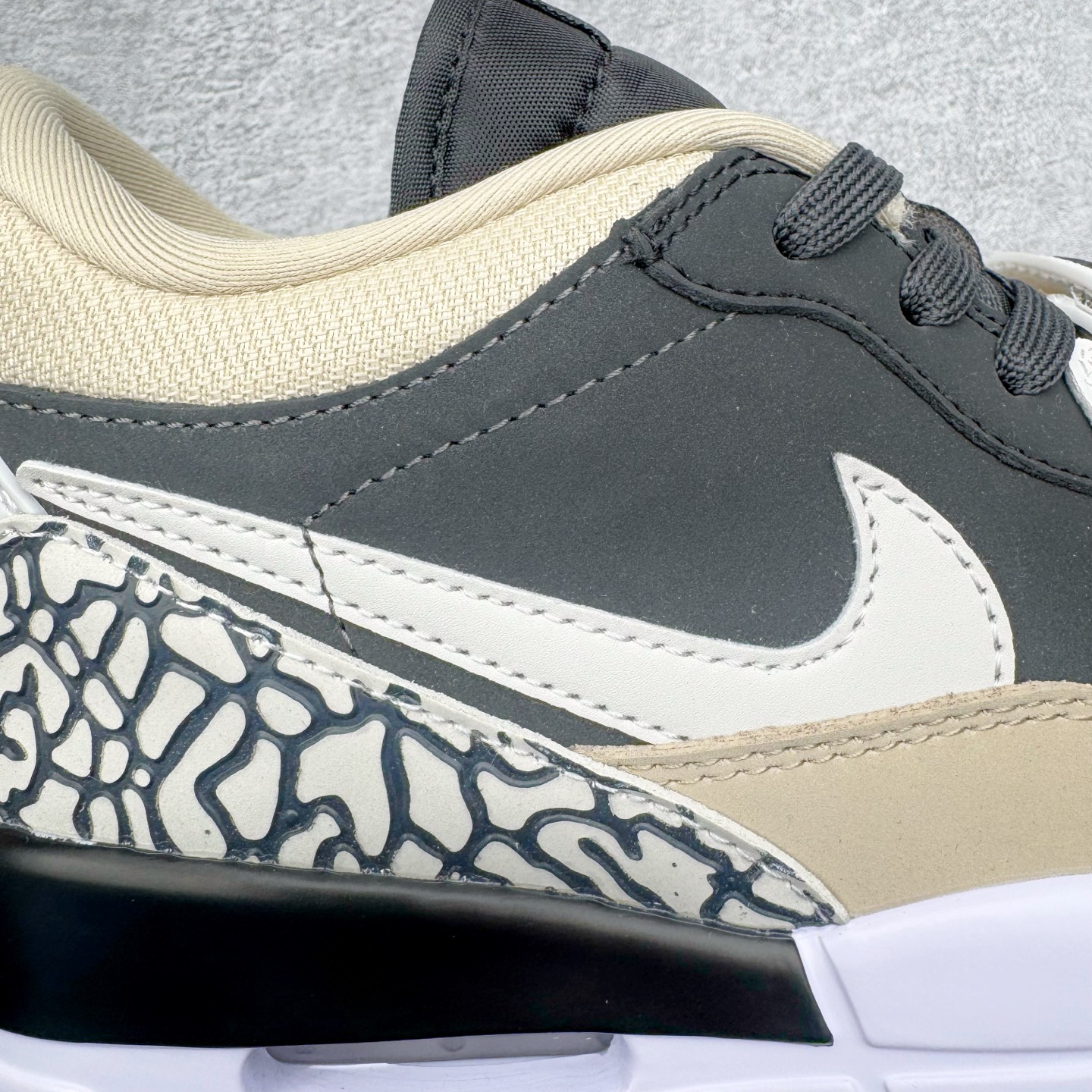 图片[16]-＃KZ神版 Air Jordan Legacy AJ312 复古篮球鞋 CD7069-020 市场最强独一档产物 全套原纸板楦头开发 原厂大底磨具加持立体防滑纹理 原档数据后跟TPU子母扣魔术贴 原装可视Air Sole气垫 原汁原味最完美的312代版型 唯一正确鞋头趴度弧度高度鞋身腰线 进口港宝加持 后跟自然饱满 全鞋荧光划线卡点 追求极致完美 每一双都是工艺品 多重QC质检 超越公司货的品控标准 实实在在的免检产品 鞋身采用了皮革材质打造 横跨鞋面的魔术贴十分吸睛 侧面的Swoosh Logo的一部分被鞋面遮挡了一部分 颇具玩味 魔术贴上标有NK标识 而鞋舌上是Jordan的经典红色飞翼Logo 后跟和鞋底均采用了AJ3的设计 后跟上同样也使用了经典的爆裂纹图案 尺码：36 36.5 37.5 38 38.5 39 40 40.5 41 42 42.5 43 44 44.5 45 46 47.5-选品中心