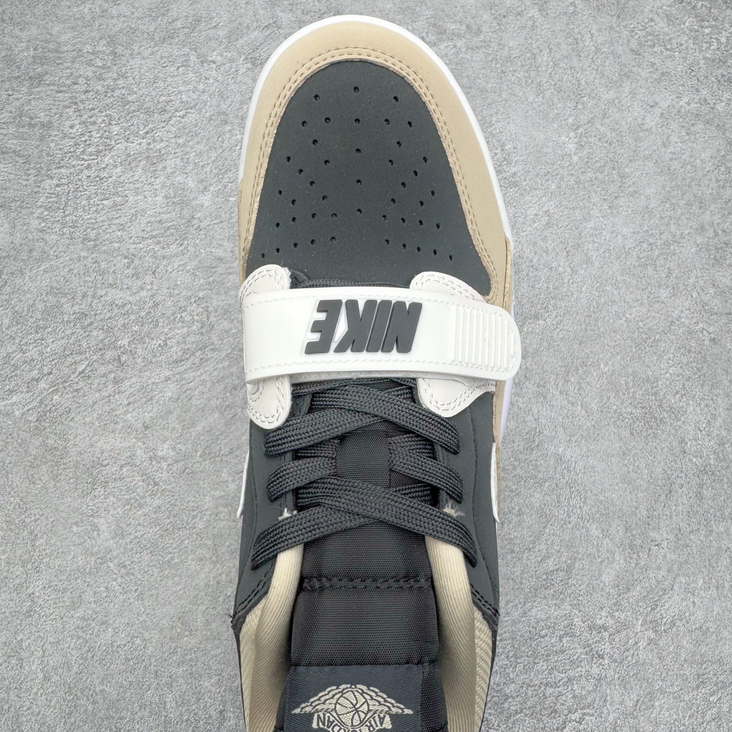 图片[4]-＃KZ神版 Air Jordan Legacy AJ312 复古篮球鞋 CD7069-020 市场最强独一档产物 全套原纸板楦头开发 原厂大底磨具加持立体防滑纹理 原档数据后跟TPU子母扣魔术贴 原装可视Air Sole气垫 原汁原味最完美的312代版型 唯一正确鞋头趴度弧度高度鞋身腰线 进口港宝加持 后跟自然饱满 全鞋荧光划线卡点 追求极致完美 每一双都是工艺品 多重QC质检 超越公司货的品控标准 实实在在的免检产品 鞋身采用了皮革材质打造 横跨鞋面的魔术贴十分吸睛 侧面的Swoosh Logo的一部分被鞋面遮挡了一部分 颇具玩味 魔术贴上标有NK标识 而鞋舌上是Jordan的经典红色飞翼Logo 后跟和鞋底均采用了AJ3的设计 后跟上同样也使用了经典的爆裂纹图案 尺码：36 36.5 37.5 38 38.5 39 40 40.5 41 42 42.5 43 44 44.5 45 46 47.5-选品中心