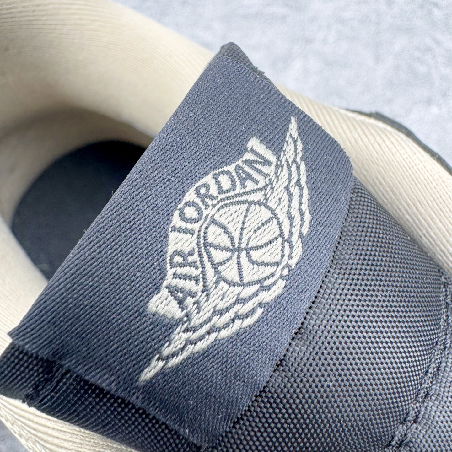 图片[12]-＃KZ神版 Air Jordan Legacy AJ312 复古篮球鞋 CD7069-020 市场最强独一档产物 全套原纸板楦头开发 原厂大底磨具加持立体防滑纹理 原档数据后跟TPU子母扣魔术贴 原装可视Air Sole气垫 原汁原味最完美的312代版型 唯一正确鞋头趴度弧度高度鞋身腰线 进口港宝加持 后跟自然饱满 全鞋荧光划线卡点 追求极致完美 每一双都是工艺品 多重QC质检 超越公司货的品控标准 实实在在的免检产品 鞋身采用了皮革材质打造 横跨鞋面的魔术贴十分吸睛 侧面的Swoosh Logo的一部分被鞋面遮挡了一部分 颇具玩味 魔术贴上标有NK标识 而鞋舌上是Jordan的经典红色飞翼Logo 后跟和鞋底均采用了AJ3的设计 后跟上同样也使用了经典的爆裂纹图案 尺码：36 36.5 37.5 38 38.5 39 40 40.5 41 42 42.5 43 44 44.5 45 46 47.5-选品中心