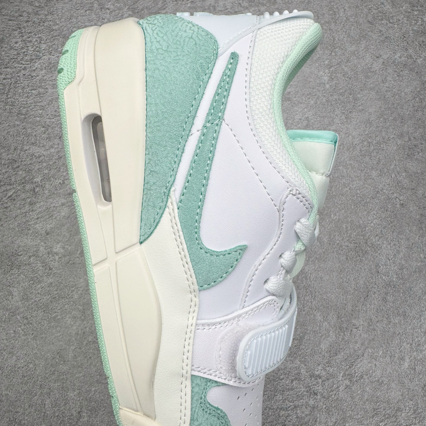 图片[6]-＃KZ神版 Air Jordan Legacy AJ312 复古篮球鞋 FQ7827-103 市场最强独一档产物 全套原纸板楦头开发 原厂大底磨具加持立体防滑纹理 原档数据后跟TPU子母扣魔术贴 原装可视Air Sole气垫 原汁原味最完美的312代版型 唯一正确鞋头趴度弧度高度鞋身腰线 进口港宝加持 后跟自然饱满 全鞋荧光划线卡点 追求极致完美 每一双都是工艺品 多重QC质检 超越公司货的品控标准 实实在在的免检产品 鞋身采用了皮革材质打造 横跨鞋面的魔术贴十分吸睛 侧面的Swoosh Logo的一部分被鞋面遮挡了一部分 颇具玩味 魔术贴上标有NK标识 而鞋舌上是Jordan的经典红色飞翼Logo 后跟和鞋底均采用了AJ3的设计 后跟上同样也使用了经典的爆裂纹图案 尺码：36 36.5 37.5 38 38.5 39 40 40.5 41 42 42.5 43 44 44.5 45 46 47.5-选品中心