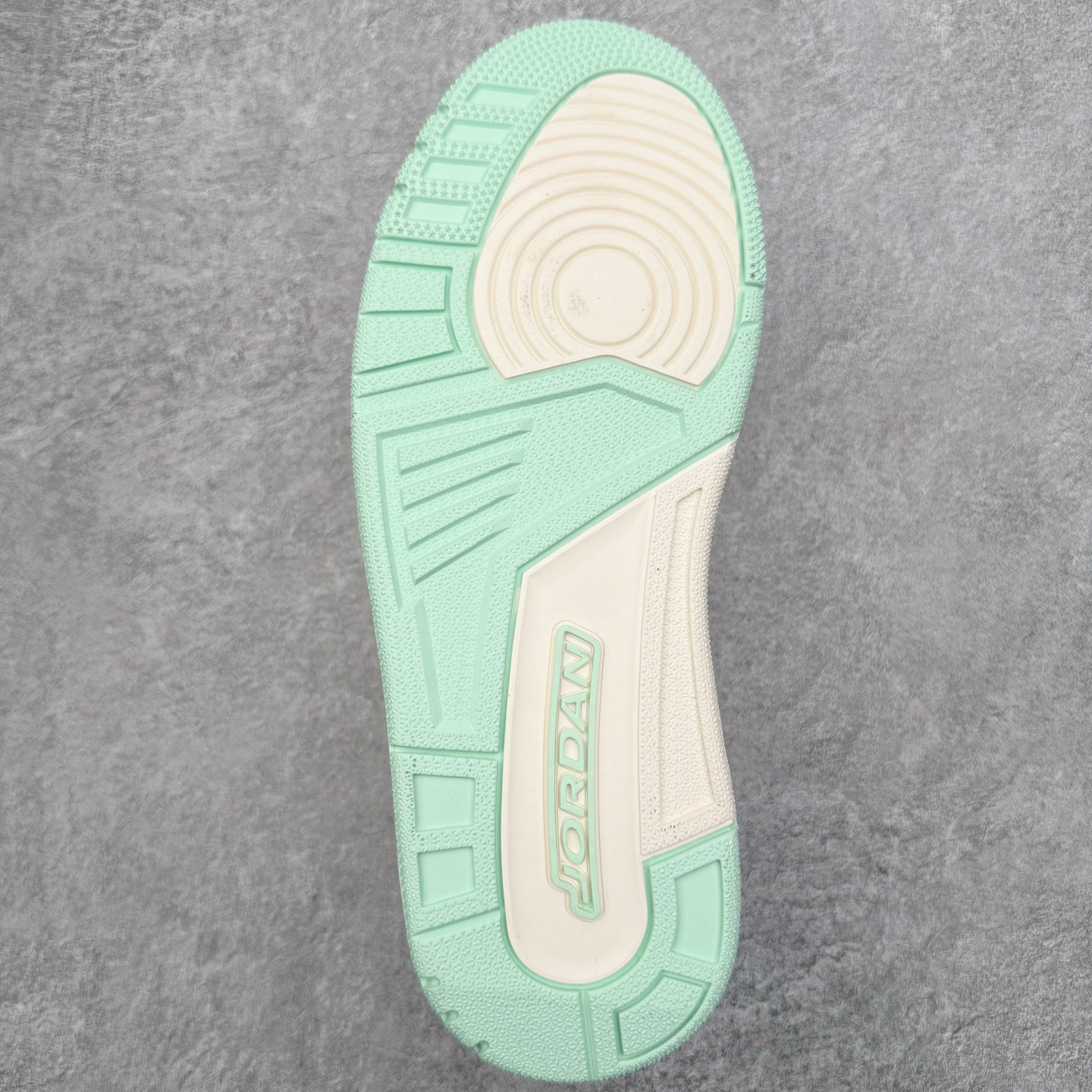 图片[9]-＃KZ神版 Air Jordan Legacy AJ312 复古篮球鞋 FQ7827-103 市场最强独一档产物 全套原纸板楦头开发 原厂大底磨具加持立体防滑纹理 原档数据后跟TPU子母扣魔术贴 原装可视Air Sole气垫 原汁原味最完美的312代版型 唯一正确鞋头趴度弧度高度鞋身腰线 进口港宝加持 后跟自然饱满 全鞋荧光划线卡点 追求极致完美 每一双都是工艺品 多重QC质检 超越公司货的品控标准 实实在在的免检产品 鞋身采用了皮革材质打造 横跨鞋面的魔术贴十分吸睛 侧面的Swoosh Logo的一部分被鞋面遮挡了一部分 颇具玩味 魔术贴上标有NK标识 而鞋舌上是Jordan的经典红色飞翼Logo 后跟和鞋底均采用了AJ3的设计 后跟上同样也使用了经典的爆裂纹图案 尺码：36 36.5 37.5 38 38.5 39 40 40.5 41 42 42.5 43 44 44.5 45 46 47.5-选品中心