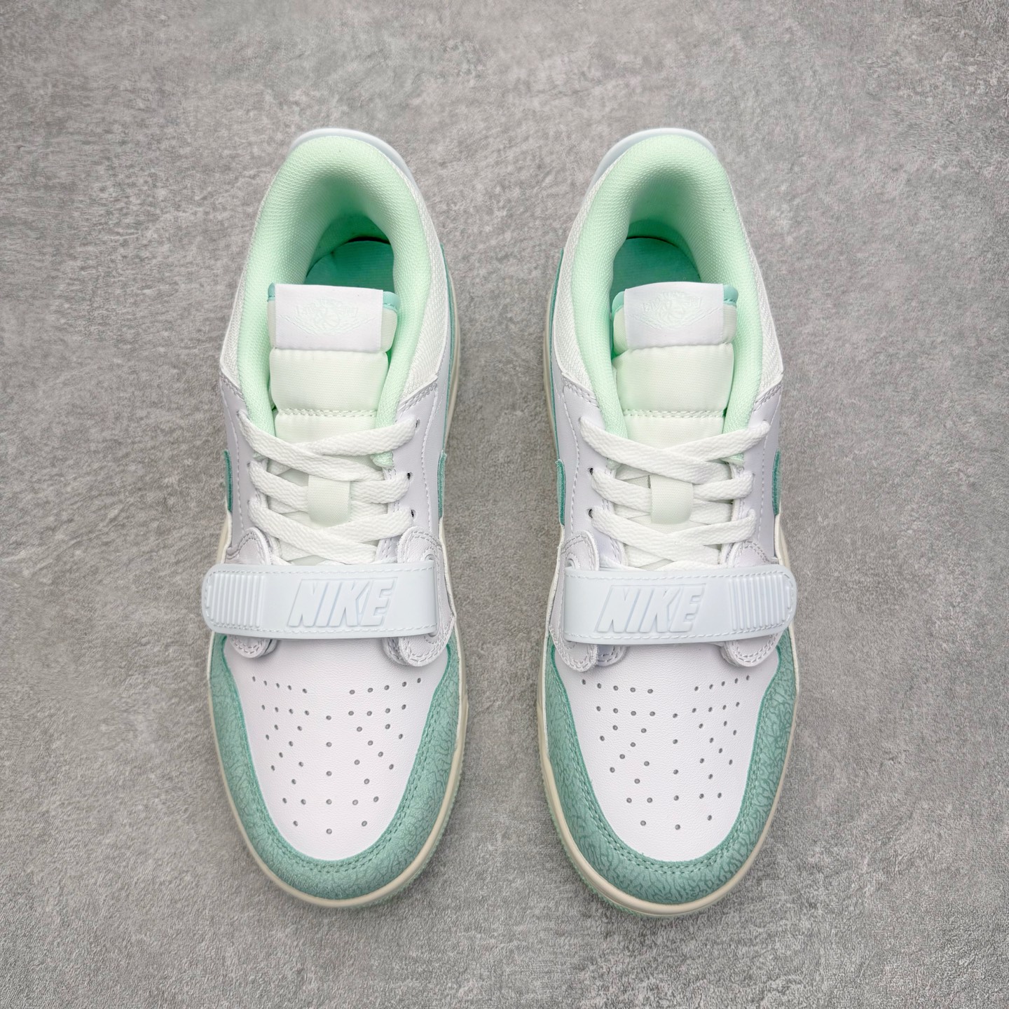 图片[2]-＃KZ神版 Air Jordan Legacy AJ312 复古篮球鞋 FQ7827-103 市场最强独一档产物 全套原纸板楦头开发 原厂大底磨具加持立体防滑纹理 原档数据后跟TPU子母扣魔术贴 原装可视Air Sole气垫 原汁原味最完美的312代版型 唯一正确鞋头趴度弧度高度鞋身腰线 进口港宝加持 后跟自然饱满 全鞋荧光划线卡点 追求极致完美 每一双都是工艺品 多重QC质检 超越公司货的品控标准 实实在在的免检产品 鞋身采用了皮革材质打造 横跨鞋面的魔术贴十分吸睛 侧面的Swoosh Logo的一部分被鞋面遮挡了一部分 颇具玩味 魔术贴上标有NK标识 而鞋舌上是Jordan的经典红色飞翼Logo 后跟和鞋底均采用了AJ3的设计 后跟上同样也使用了经典的爆裂纹图案 尺码：36 36.5 37.5 38 38.5 39 40 40.5 41 42 42.5 43 44 44.5 45 46 47.5-选品中心