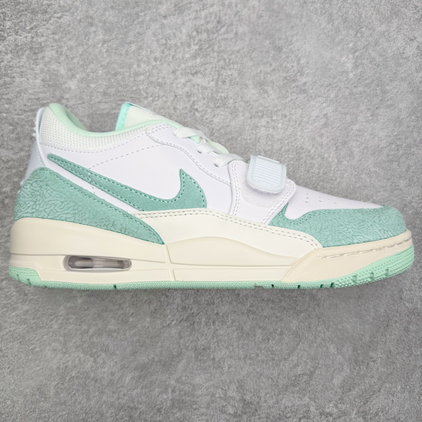 图片[4]-＃KZ神版 Air Jordan Legacy AJ312 复古篮球鞋 市场最强独一档产物 全套原纸板楦头开发 原厂大底磨具加持立体防滑纹理 原档数据后跟TPU子母扣魔术贴 原装可视Air Sole气垫 原汁原味最完美的312代版型 唯一正确鞋头趴度弧度高度鞋身腰线 进口港宝加持 后跟自然饱满 全鞋荧光划线卡点 追求极致完美 每一双都是工艺品 多重QC质检 超越公司货的品控标准 实实在在的免检产品 鞋身采用了皮革材质打造 横跨鞋面的魔术贴十分吸睛 侧面的Swoosh Logo的一部分被鞋面遮挡了一部分 颇具玩味 魔术贴上标有NK标识 而鞋舌上是Jordan的经典红色飞翼Logo 后跟和鞋底均采用了AJ3的设计 后跟上同样也使用了经典的爆裂纹图案 尺码：36 36.5 37.5 38 38.5 39 40 40.5 41 42 42.5 43 44 44.5 45 46 47.5-选品中心