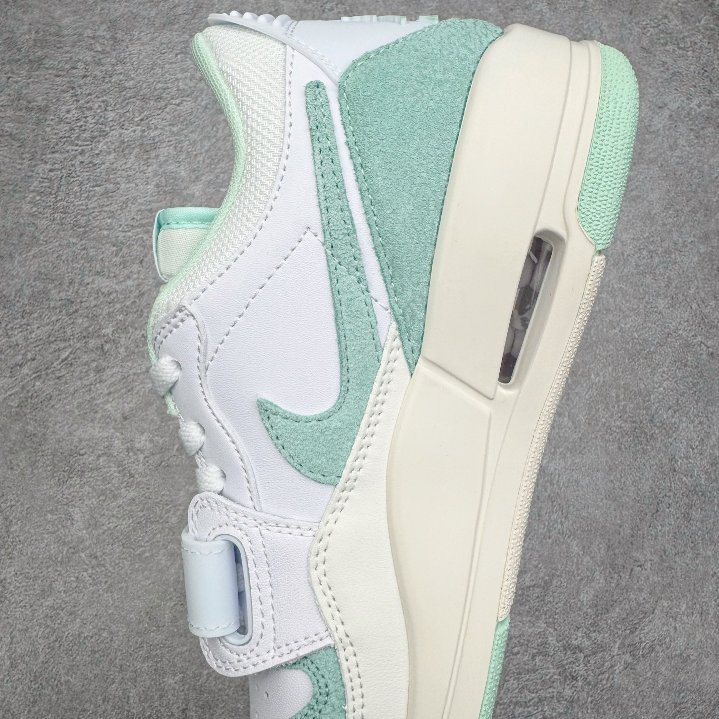 图片[7]-＃KZ神版 Air Jordan Legacy AJ312 复古篮球鞋 FQ7827-103 市场最强独一档产物 全套原纸板楦头开发 原厂大底磨具加持立体防滑纹理 原档数据后跟TPU子母扣魔术贴 原装可视Air Sole气垫 原汁原味最完美的312代版型 唯一正确鞋头趴度弧度高度鞋身腰线 进口港宝加持 后跟自然饱满 全鞋荧光划线卡点 追求极致完美 每一双都是工艺品 多重QC质检 超越公司货的品控标准 实实在在的免检产品 鞋身采用了皮革材质打造 横跨鞋面的魔术贴十分吸睛 侧面的Swoosh Logo的一部分被鞋面遮挡了一部分 颇具玩味 魔术贴上标有NK标识 而鞋舌上是Jordan的经典红色飞翼Logo 后跟和鞋底均采用了AJ3的设计 后跟上同样也使用了经典的爆裂纹图案 尺码：36 36.5 37.5 38 38.5 39 40 40.5 41 42 42.5 43 44 44.5 45 46 47.5-选品中心