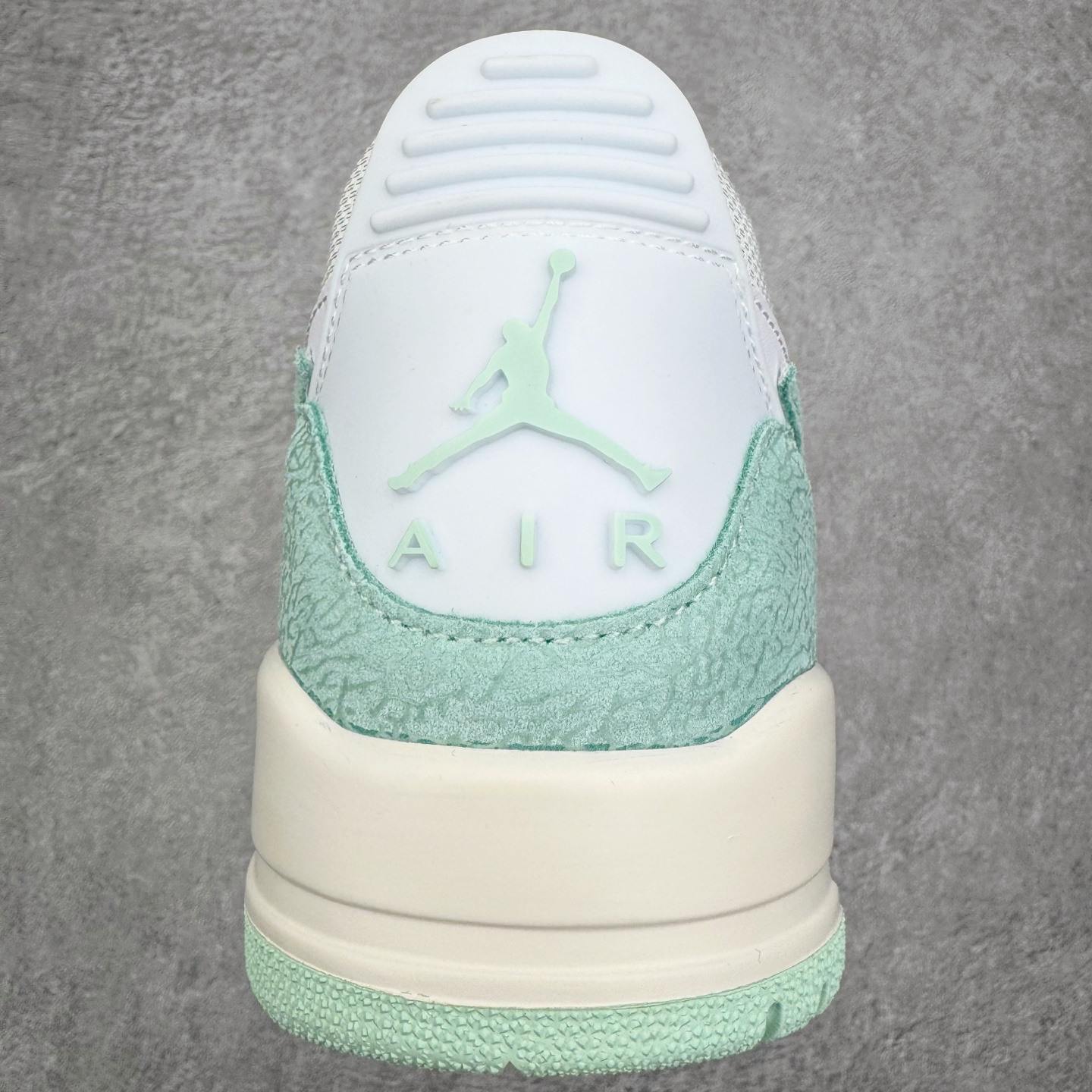 图片[8]-＃KZ神版 Air Jordan Legacy AJ312 复古篮球鞋 FQ7827-103 市场最强独一档产物 全套原纸板楦头开发 原厂大底磨具加持立体防滑纹理 原档数据后跟TPU子母扣魔术贴 原装可视Air Sole气垫 原汁原味最完美的312代版型 唯一正确鞋头趴度弧度高度鞋身腰线 进口港宝加持 后跟自然饱满 全鞋荧光划线卡点 追求极致完美 每一双都是工艺品 多重QC质检 超越公司货的品控标准 实实在在的免检产品 鞋身采用了皮革材质打造 横跨鞋面的魔术贴十分吸睛 侧面的Swoosh Logo的一部分被鞋面遮挡了一部分 颇具玩味 魔术贴上标有NK标识 而鞋舌上是Jordan的经典红色飞翼Logo 后跟和鞋底均采用了AJ3的设计 后跟上同样也使用了经典的爆裂纹图案 尺码：36 36.5 37.5 38 38.5 39 40 40.5 41 42 42.5 43 44 44.5 45 46 47.5-选品中心