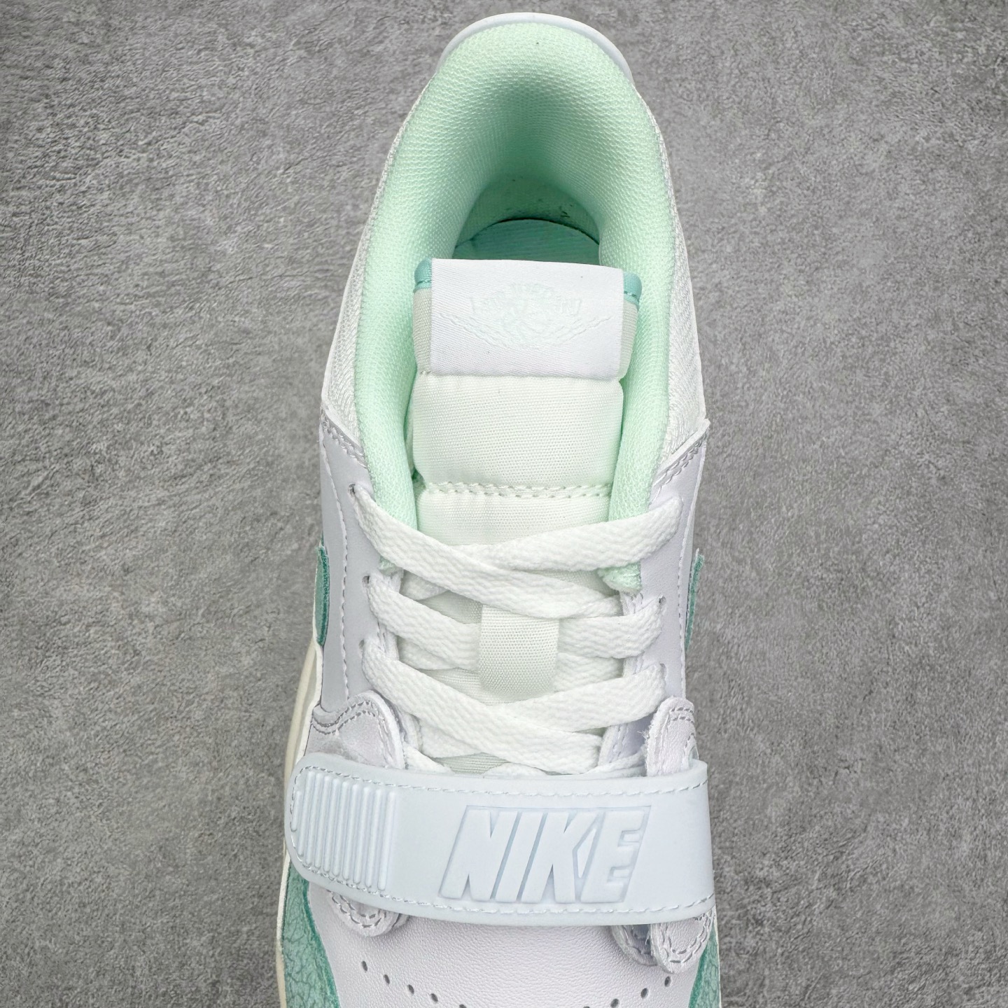 图片[5]-＃KZ神版 Air Jordan Legacy AJ312 复古篮球鞋 FQ7827-103 市场最强独一档产物 全套原纸板楦头开发 原厂大底磨具加持立体防滑纹理 原档数据后跟TPU子母扣魔术贴 原装可视Air Sole气垫 原汁原味最完美的312代版型 唯一正确鞋头趴度弧度高度鞋身腰线 进口港宝加持 后跟自然饱满 全鞋荧光划线卡点 追求极致完美 每一双都是工艺品 多重QC质检 超越公司货的品控标准 实实在在的免检产品 鞋身采用了皮革材质打造 横跨鞋面的魔术贴十分吸睛 侧面的Swoosh Logo的一部分被鞋面遮挡了一部分 颇具玩味 魔术贴上标有NK标识 而鞋舌上是Jordan的经典红色飞翼Logo 后跟和鞋底均采用了AJ3的设计 后跟上同样也使用了经典的爆裂纹图案 尺码：36 36.5 37.5 38 38.5 39 40 40.5 41 42 42.5 43 44 44.5 45 46 47.5-选品中心