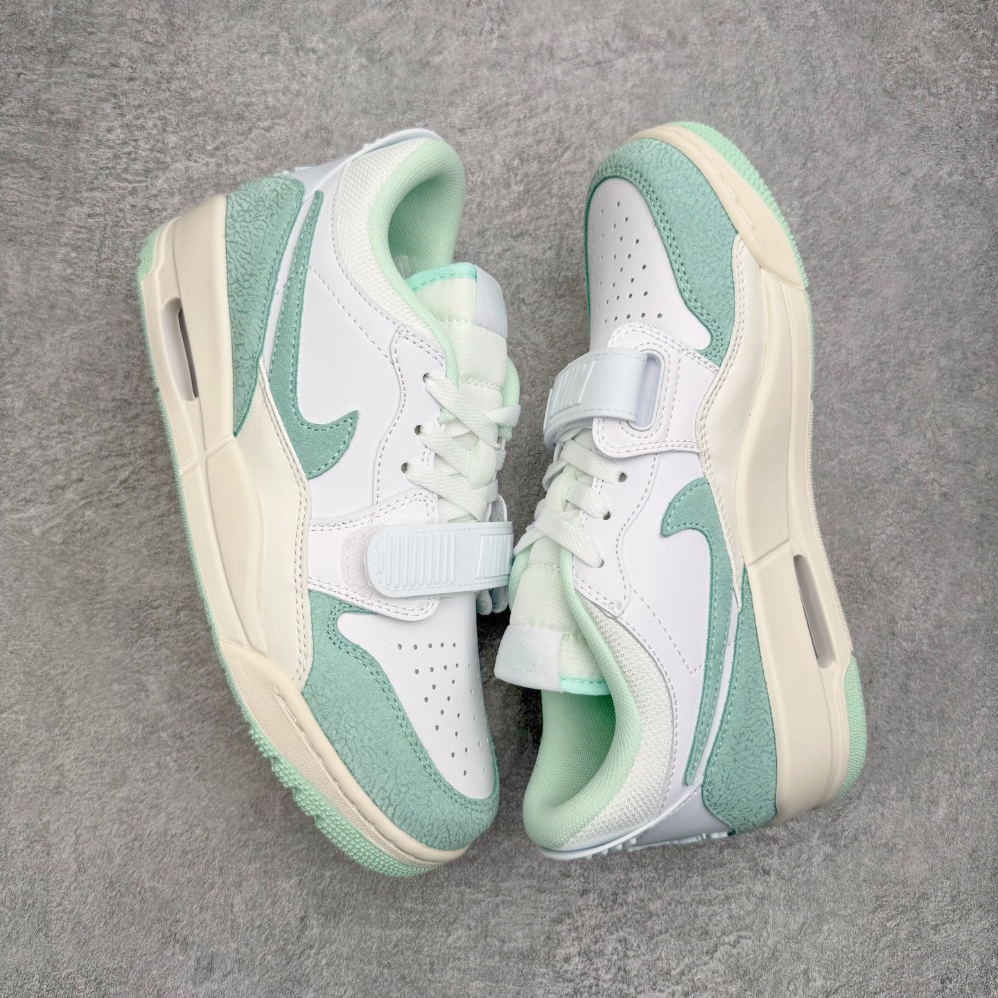 图片[3]-＃KZ神版 Air Jordan Legacy AJ312 复古篮球鞋 FQ7827-103 市场最强独一档产物 全套原纸板楦头开发 原厂大底磨具加持立体防滑纹理 原档数据后跟TPU子母扣魔术贴 原装可视Air Sole气垫 原汁原味最完美的312代版型 唯一正确鞋头趴度弧度高度鞋身腰线 进口港宝加持 后跟自然饱满 全鞋荧光划线卡点 追求极致完美 每一双都是工艺品 多重QC质检 超越公司货的品控标准 实实在在的免检产品 鞋身采用了皮革材质打造 横跨鞋面的魔术贴十分吸睛 侧面的Swoosh Logo的一部分被鞋面遮挡了一部分 颇具玩味 魔术贴上标有NK标识 而鞋舌上是Jordan的经典红色飞翼Logo 后跟和鞋底均采用了AJ3的设计 后跟上同样也使用了经典的爆裂纹图案 尺码：36 36.5 37.5 38 38.5 39 40 40.5 41 42 42.5 43 44 44.5 45 46 47.5-选品中心