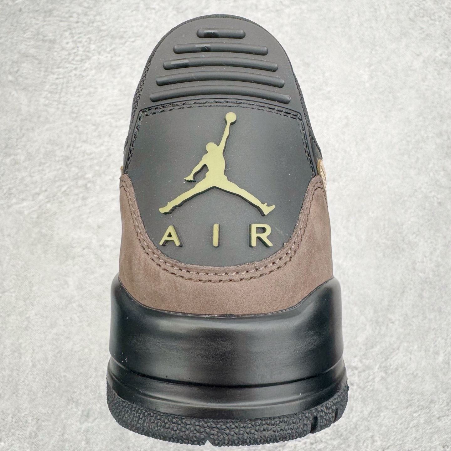 图片[8]-＃KZ神版 Air Jordan Legacy AJ312 复古篮球鞋 CD7069-003 市场最强独一档产物 全套原纸板楦头开发 原厂大底磨具加持立体防滑纹理 原档数据后跟TPU子母扣魔术贴 原装可视Air Sole气垫 原汁原味最完美的312代版型 唯一正确鞋头趴度弧度高度鞋身腰线 进口港宝加持 后跟自然饱满 全鞋荧光划线卡点 追求极致完美 每一双都是工艺品 多重QC质检 超越公司货的品控标准 实实在在的免检产品 鞋身采用了皮革材质打造 横跨鞋面的魔术贴十分吸睛 侧面的Swoosh Logo的一部分被鞋面遮挡了一部分 颇具玩味 魔术贴上标有NK标识 而鞋舌上是Jordan的经典红色飞翼Logo 后跟和鞋底均采用了AJ3的设计 后跟上同样也使用了经典的爆裂纹图案 尺码：36 36.5 37.5 38 38.5 39 40 40.5 41 42 42.5 43 44 44.5 45 46 47.5-选品中心