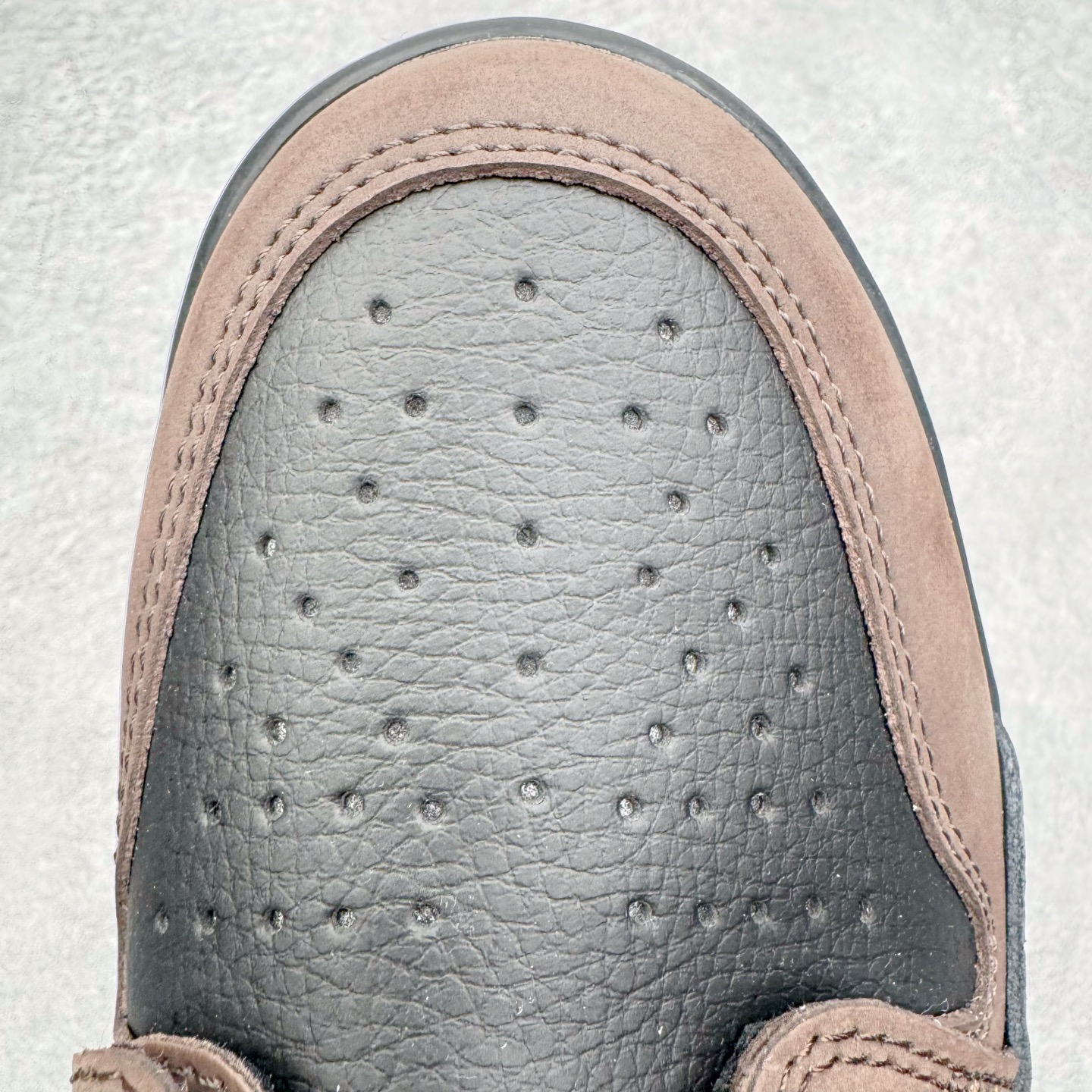 图片[12]-＃KZ神版 Air Jordan Legacy AJ312 复古篮球鞋 CD7069-003 市场最强独一档产物 全套原纸板楦头开发 原厂大底磨具加持立体防滑纹理 原档数据后跟TPU子母扣魔术贴 原装可视Air Sole气垫 原汁原味最完美的312代版型 唯一正确鞋头趴度弧度高度鞋身腰线 进口港宝加持 后跟自然饱满 全鞋荧光划线卡点 追求极致完美 每一双都是工艺品 多重QC质检 超越公司货的品控标准 实实在在的免检产品 鞋身采用了皮革材质打造 横跨鞋面的魔术贴十分吸睛 侧面的Swoosh Logo的一部分被鞋面遮挡了一部分 颇具玩味 魔术贴上标有NK标识 而鞋舌上是Jordan的经典红色飞翼Logo 后跟和鞋底均采用了AJ3的设计 后跟上同样也使用了经典的爆裂纹图案 尺码：36 36.5 37.5 38 38.5 39 40 40.5 41 42 42.5 43 44 44.5 45 46 47.5-选品中心