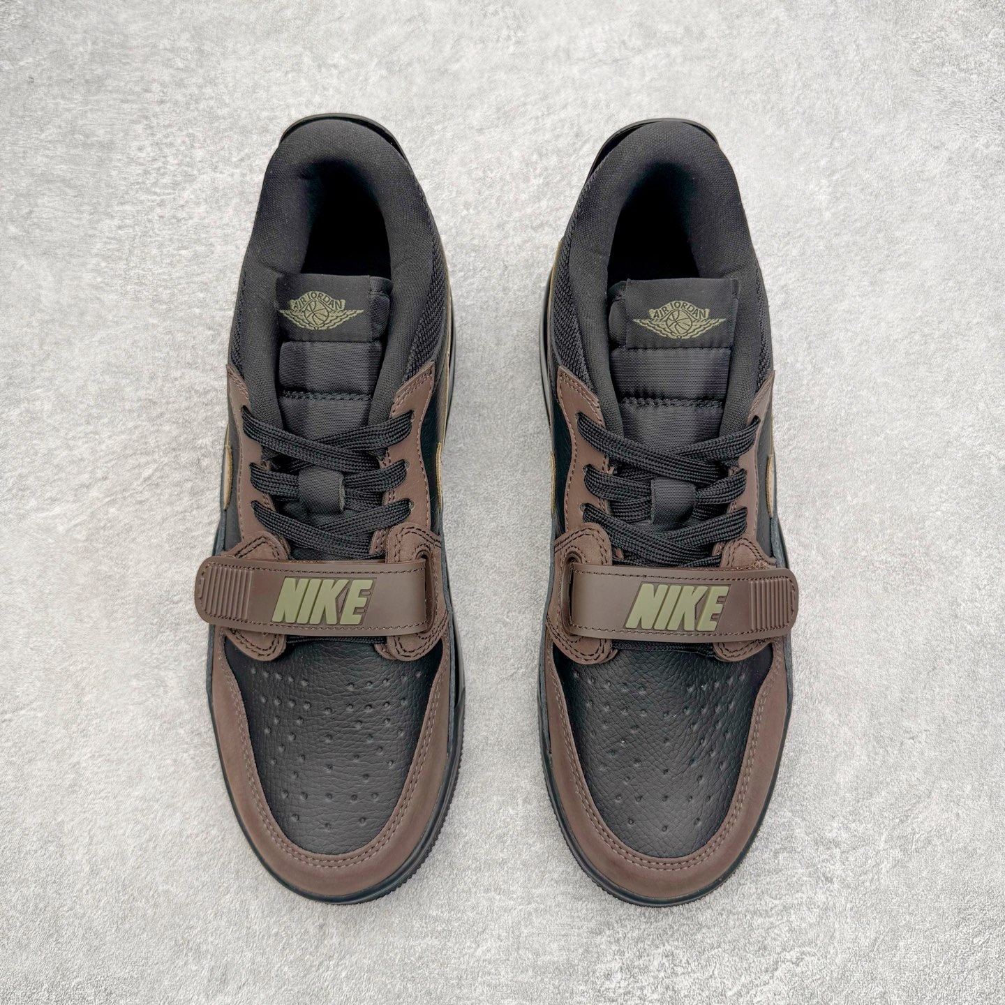 图片[2]-＃KZ神版 Air Jordan Legacy AJ312 复古篮球鞋 CD7069-003 市场最强独一档产物 全套原纸板楦头开发 原厂大底磨具加持立体防滑纹理 原档数据后跟TPU子母扣魔术贴 原装可视Air Sole气垫 原汁原味最完美的312代版型 唯一正确鞋头趴度弧度高度鞋身腰线 进口港宝加持 后跟自然饱满 全鞋荧光划线卡点 追求极致完美 每一双都是工艺品 多重QC质检 超越公司货的品控标准 实实在在的免检产品 鞋身采用了皮革材质打造 横跨鞋面的魔术贴十分吸睛 侧面的Swoosh Logo的一部分被鞋面遮挡了一部分 颇具玩味 魔术贴上标有NK标识 而鞋舌上是Jordan的经典红色飞翼Logo 后跟和鞋底均采用了AJ3的设计 后跟上同样也使用了经典的爆裂纹图案 尺码：36 36.5 37.5 38 38.5 39 40 40.5 41 42 42.5 43 44 44.5 45 46 47.5-选品中心