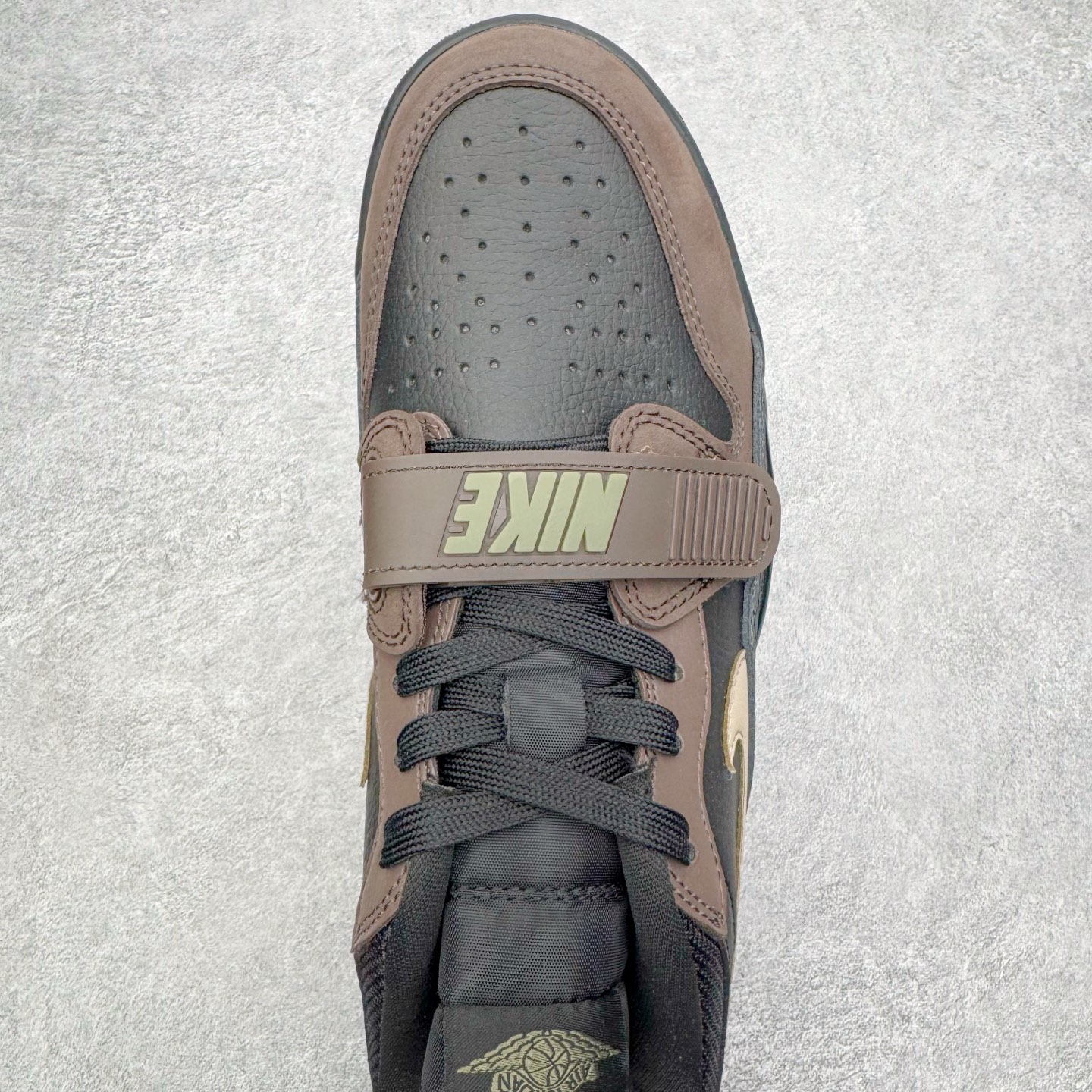 图片[4]-＃KZ神版 Air Jordan Legacy AJ312 复古篮球鞋 CD7069-003 市场最强独一档产物 全套原纸板楦头开发 原厂大底磨具加持立体防滑纹理 原档数据后跟TPU子母扣魔术贴 原装可视Air Sole气垫 原汁原味最完美的312代版型 唯一正确鞋头趴度弧度高度鞋身腰线 进口港宝加持 后跟自然饱满 全鞋荧光划线卡点 追求极致完美 每一双都是工艺品 多重QC质检 超越公司货的品控标准 实实在在的免检产品 鞋身采用了皮革材质打造 横跨鞋面的魔术贴十分吸睛 侧面的Swoosh Logo的一部分被鞋面遮挡了一部分 颇具玩味 魔术贴上标有NK标识 而鞋舌上是Jordan的经典红色飞翼Logo 后跟和鞋底均采用了AJ3的设计 后跟上同样也使用了经典的爆裂纹图案 尺码：36 36.5 37.5 38 38.5 39 40 40.5 41 42 42.5 43 44 44.5 45 46 47.5-选品中心