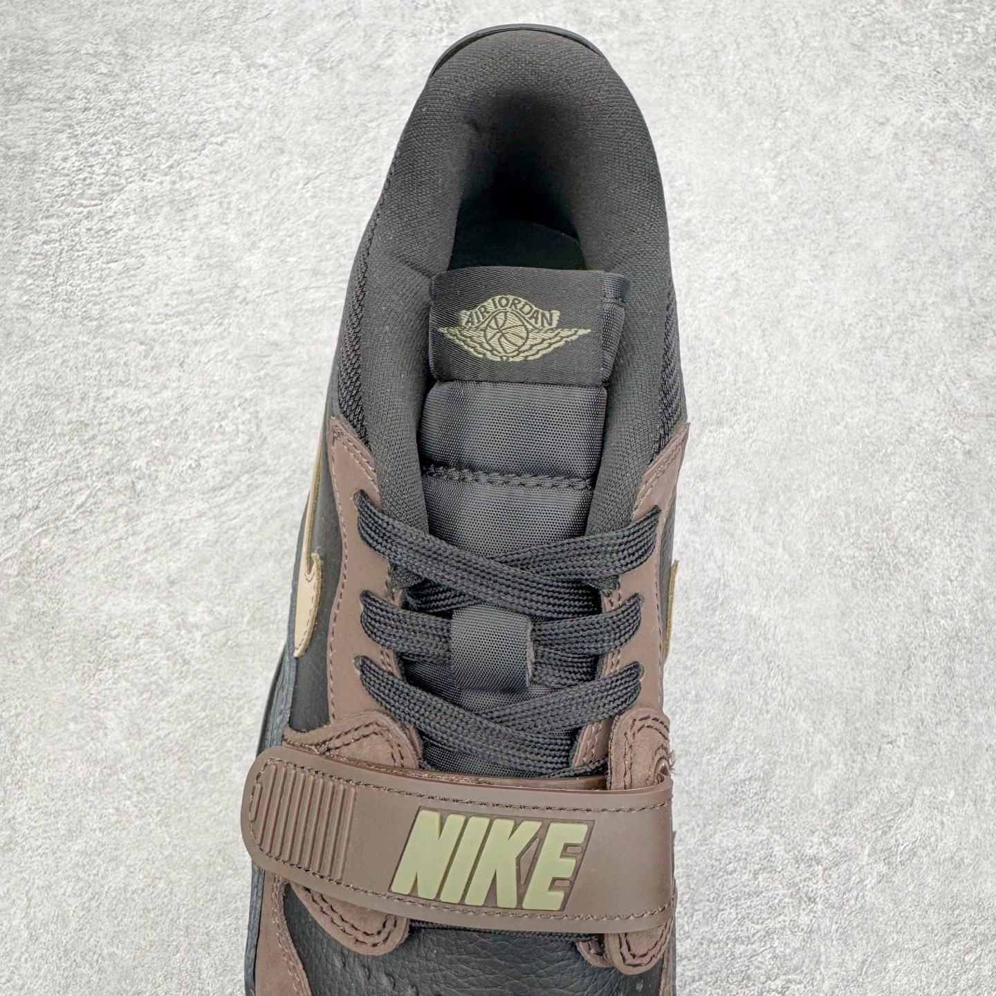 图片[5]-＃KZ神版 Air Jordan Legacy AJ312 复古篮球鞋 CD7069-003 市场最强独一档产物 全套原纸板楦头开发 原厂大底磨具加持立体防滑纹理 原档数据后跟TPU子母扣魔术贴 原装可视Air Sole气垫 原汁原味最完美的312代版型 唯一正确鞋头趴度弧度高度鞋身腰线 进口港宝加持 后跟自然饱满 全鞋荧光划线卡点 追求极致完美 每一双都是工艺品 多重QC质检 超越公司货的品控标准 实实在在的免检产品 鞋身采用了皮革材质打造 横跨鞋面的魔术贴十分吸睛 侧面的Swoosh Logo的一部分被鞋面遮挡了一部分 颇具玩味 魔术贴上标有NK标识 而鞋舌上是Jordan的经典红色飞翼Logo 后跟和鞋底均采用了AJ3的设计 后跟上同样也使用了经典的爆裂纹图案 尺码：36 36.5 37.5 38 38.5 39 40 40.5 41 42 42.5 43 44 44.5 45 46 47.5-选品中心