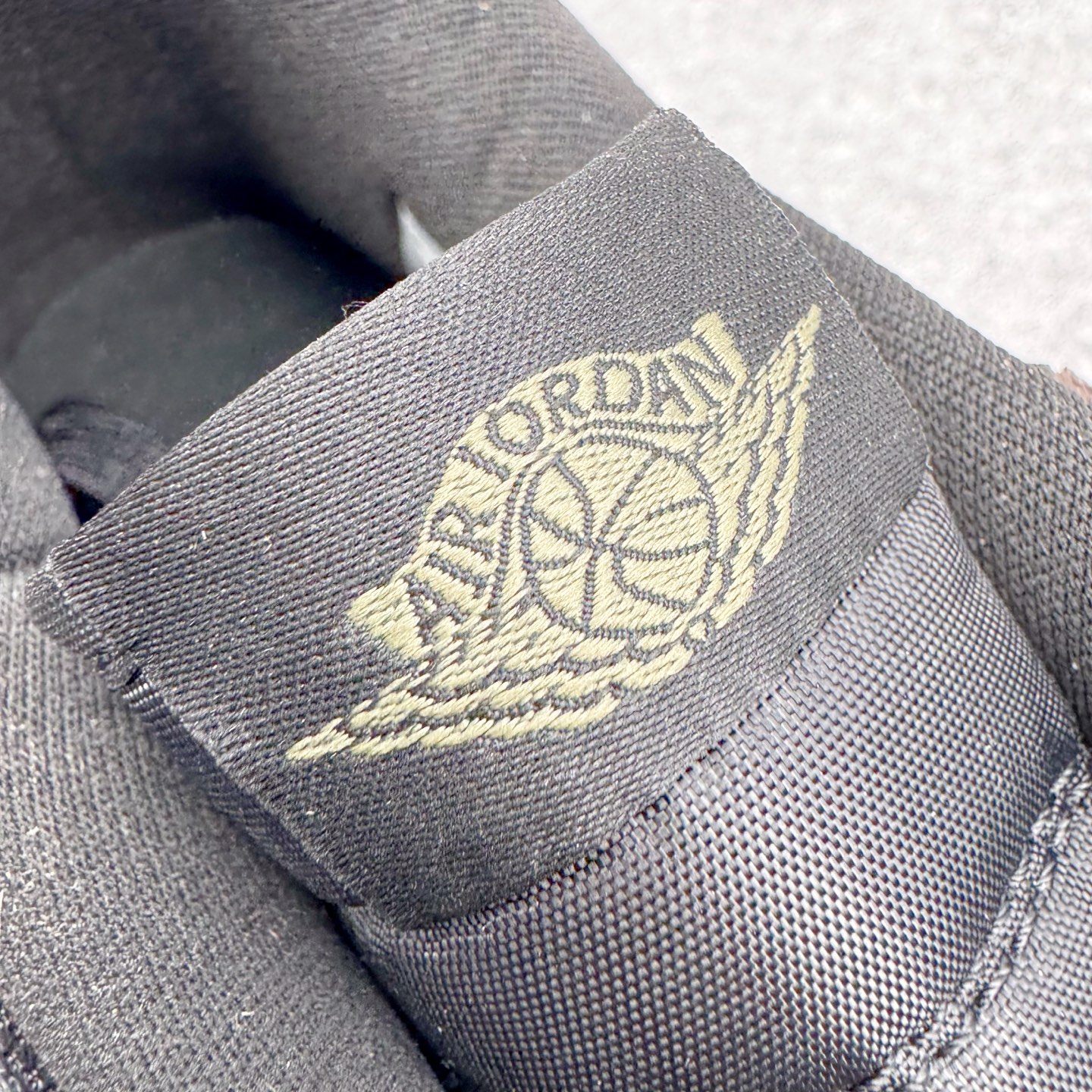 图片[13]-＃KZ神版 Air Jordan Legacy AJ312 复古篮球鞋 CD7069-003 市场最强独一档产物 全套原纸板楦头开发 原厂大底磨具加持立体防滑纹理 原档数据后跟TPU子母扣魔术贴 原装可视Air Sole气垫 原汁原味最完美的312代版型 唯一正确鞋头趴度弧度高度鞋身腰线 进口港宝加持 后跟自然饱满 全鞋荧光划线卡点 追求极致完美 每一双都是工艺品 多重QC质检 超越公司货的品控标准 实实在在的免检产品 鞋身采用了皮革材质打造 横跨鞋面的魔术贴十分吸睛 侧面的Swoosh Logo的一部分被鞋面遮挡了一部分 颇具玩味 魔术贴上标有NK标识 而鞋舌上是Jordan的经典红色飞翼Logo 后跟和鞋底均采用了AJ3的设计 后跟上同样也使用了经典的爆裂纹图案 尺码：36 36.5 37.5 38 38.5 39 40 40.5 41 42 42.5 43 44 44.5 45 46 47.5-选品中心