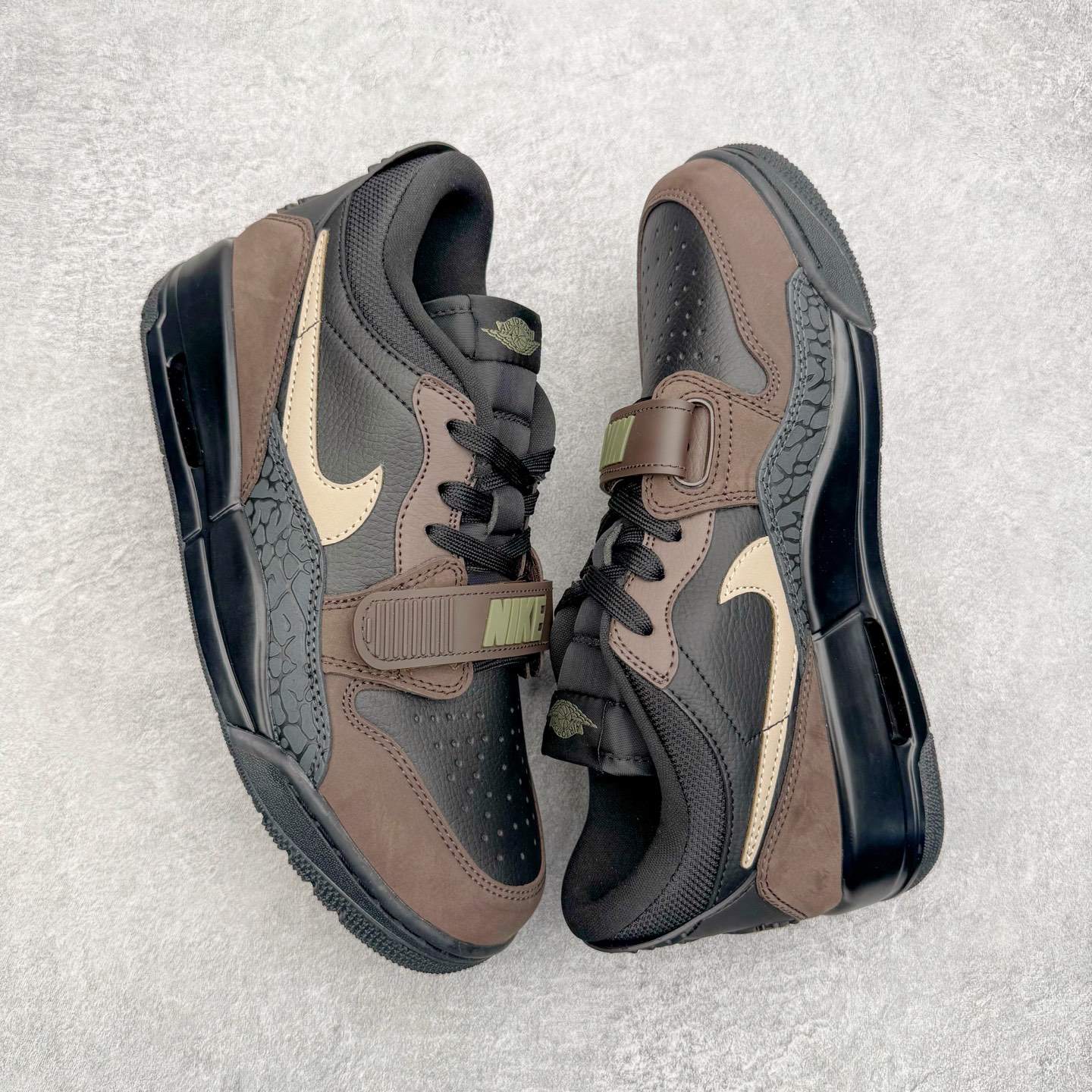 图片[3]-＃KZ神版 Air Jordan Legacy AJ312 复古篮球鞋 CD7069-003 市场最强独一档产物 全套原纸板楦头开发 原厂大底磨具加持立体防滑纹理 原档数据后跟TPU子母扣魔术贴 原装可视Air Sole气垫 原汁原味最完美的312代版型 唯一正确鞋头趴度弧度高度鞋身腰线 进口港宝加持 后跟自然饱满 全鞋荧光划线卡点 追求极致完美 每一双都是工艺品 多重QC质检 超越公司货的品控标准 实实在在的免检产品 鞋身采用了皮革材质打造 横跨鞋面的魔术贴十分吸睛 侧面的Swoosh Logo的一部分被鞋面遮挡了一部分 颇具玩味 魔术贴上标有NK标识 而鞋舌上是Jordan的经典红色飞翼Logo 后跟和鞋底均采用了AJ3的设计 后跟上同样也使用了经典的爆裂纹图案 尺码：36 36.5 37.5 38 38.5 39 40 40.5 41 42 42.5 43 44 44.5 45 46 47.5-选品中心