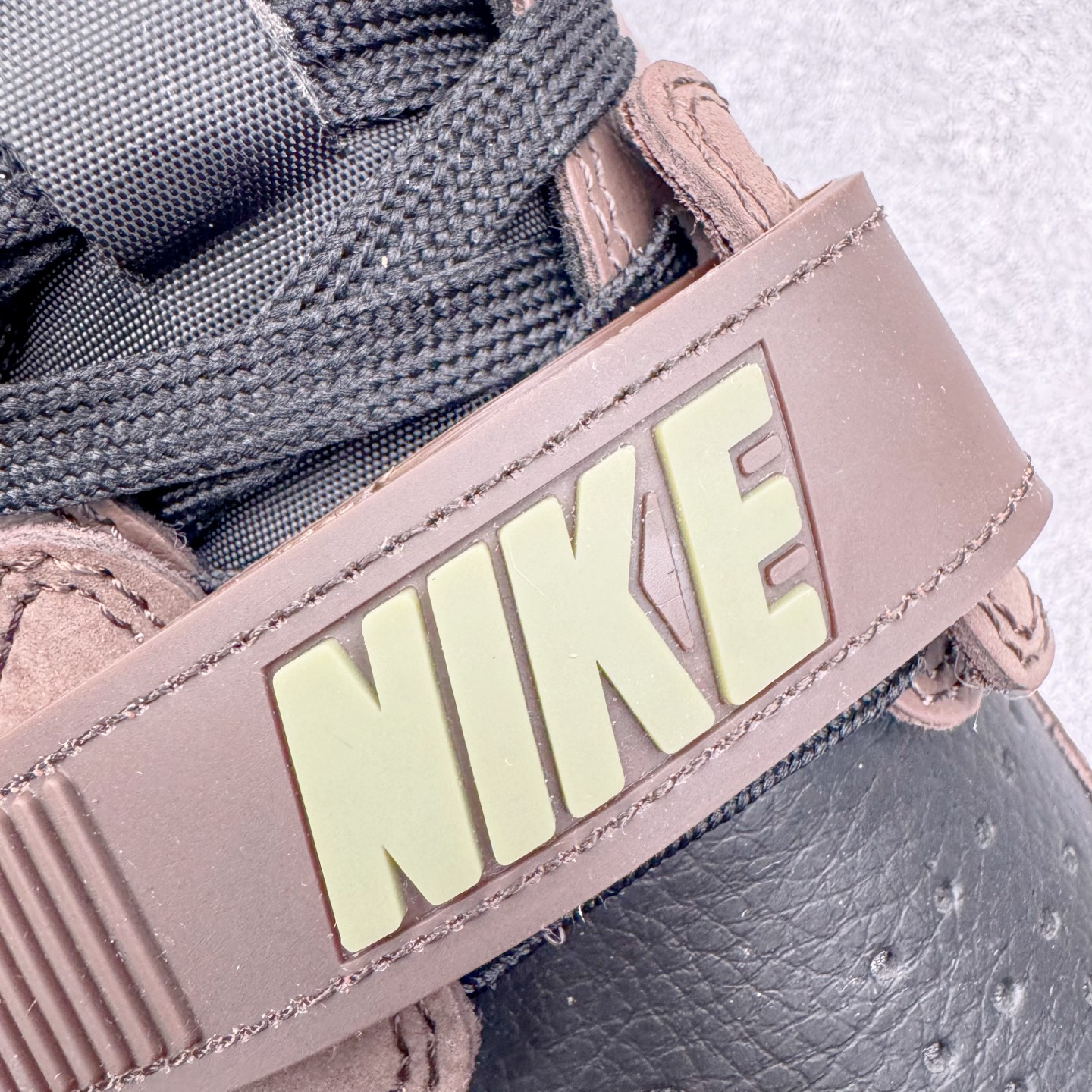 图片[11]-＃KZ神版 Air Jordan Legacy AJ312 复古篮球鞋 CD7069-003 市场最强独一档产物 全套原纸板楦头开发 原厂大底磨具加持立体防滑纹理 原档数据后跟TPU子母扣魔术贴 原装可视Air Sole气垫 原汁原味最完美的312代版型 唯一正确鞋头趴度弧度高度鞋身腰线 进口港宝加持 后跟自然饱满 全鞋荧光划线卡点 追求极致完美 每一双都是工艺品 多重QC质检 超越公司货的品控标准 实实在在的免检产品 鞋身采用了皮革材质打造 横跨鞋面的魔术贴十分吸睛 侧面的Swoosh Logo的一部分被鞋面遮挡了一部分 颇具玩味 魔术贴上标有NK标识 而鞋舌上是Jordan的经典红色飞翼Logo 后跟和鞋底均采用了AJ3的设计 后跟上同样也使用了经典的爆裂纹图案 尺码：36 36.5 37.5 38 38.5 39 40 40.5 41 42 42.5 43 44 44.5 45 46 47.5-选品中心