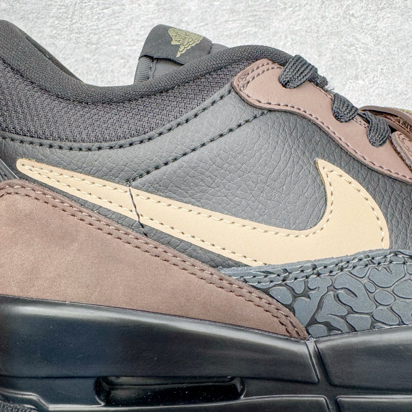 图片[10]-＃KZ神版 Air Jordan Legacy AJ312 复古篮球鞋 CD7069-003 市场最强独一档产物 全套原纸板楦头开发 原厂大底磨具加持立体防滑纹理 原档数据后跟TPU子母扣魔术贴 原装可视Air Sole气垫 原汁原味最完美的312代版型 唯一正确鞋头趴度弧度高度鞋身腰线 进口港宝加持 后跟自然饱满 全鞋荧光划线卡点 追求极致完美 每一双都是工艺品 多重QC质检 超越公司货的品控标准 实实在在的免检产品 鞋身采用了皮革材质打造 横跨鞋面的魔术贴十分吸睛 侧面的Swoosh Logo的一部分被鞋面遮挡了一部分 颇具玩味 魔术贴上标有NK标识 而鞋舌上是Jordan的经典红色飞翼Logo 后跟和鞋底均采用了AJ3的设计 后跟上同样也使用了经典的爆裂纹图案 尺码：36 36.5 37.5 38 38.5 39 40 40.5 41 42 42.5 43 44 44.5 45 46 47.5-选品中心