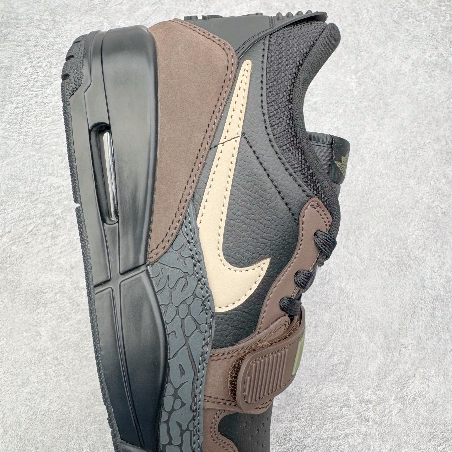 图片[6]-＃KZ神版 Air Jordan Legacy AJ312 复古篮球鞋 CD7069-003 市场最强独一档产物 全套原纸板楦头开发 原厂大底磨具加持立体防滑纹理 原档数据后跟TPU子母扣魔术贴 原装可视Air Sole气垫 原汁原味最完美的312代版型 唯一正确鞋头趴度弧度高度鞋身腰线 进口港宝加持 后跟自然饱满 全鞋荧光划线卡点 追求极致完美 每一双都是工艺品 多重QC质检 超越公司货的品控标准 实实在在的免检产品 鞋身采用了皮革材质打造 横跨鞋面的魔术贴十分吸睛 侧面的Swoosh Logo的一部分被鞋面遮挡了一部分 颇具玩味 魔术贴上标有NK标识 而鞋舌上是Jordan的经典红色飞翼Logo 后跟和鞋底均采用了AJ3的设计 后跟上同样也使用了经典的爆裂纹图案 尺码：36 36.5 37.5 38 38.5 39 40 40.5 41 42 42.5 43 44 44.5 45 46 47.5-选品中心