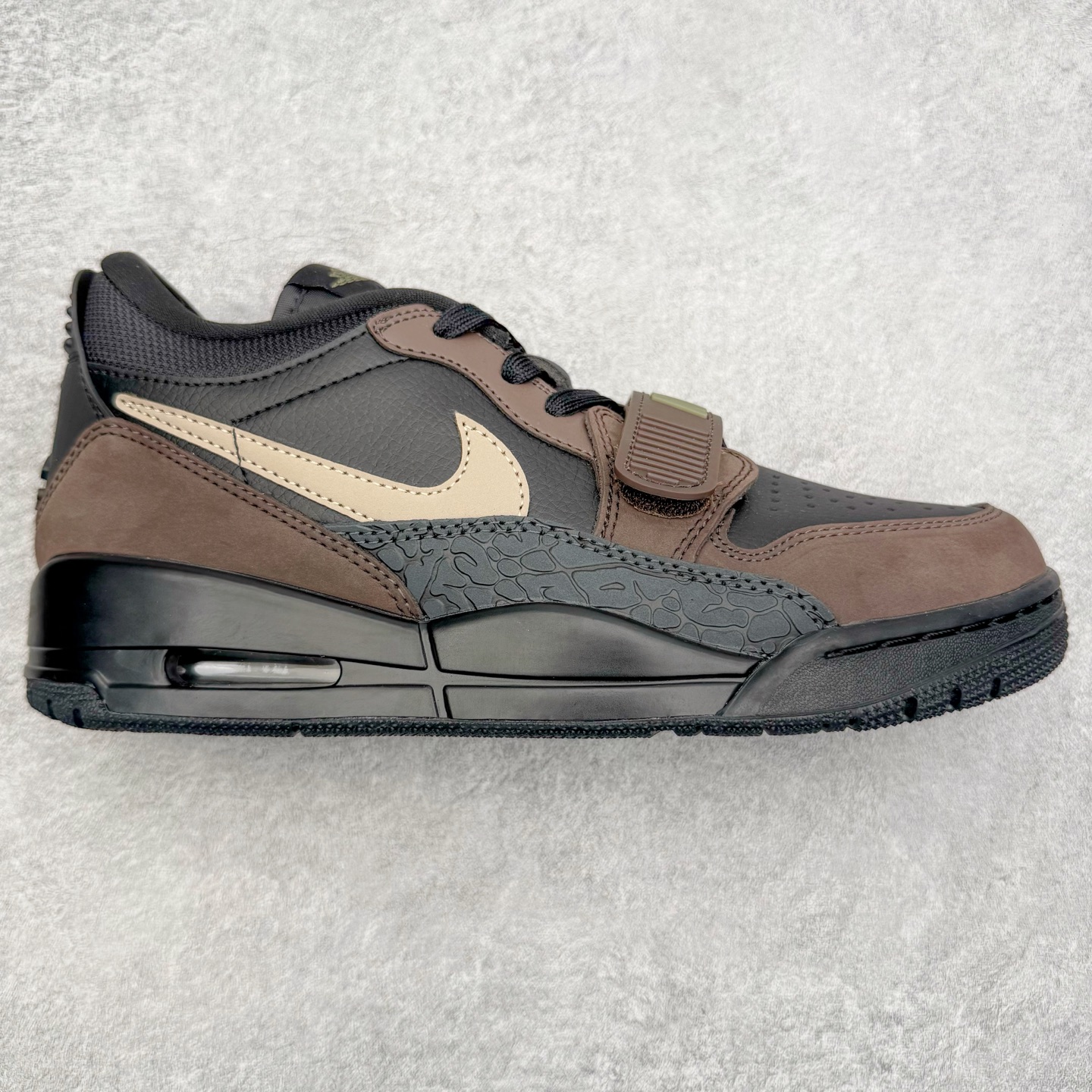 ＃KZ神版 Air Jordan Legacy AJ312 复古篮球鞋 市场最强独一档产物 全套原纸板楦头开发 原厂大底磨具加持立体防滑纹理 原档数据后跟TPU子母扣魔术贴 原装可视Air Sole气垫 原汁原味最完美的312代版型 唯一正确鞋头趴度弧度高度鞋身腰线 进口港宝加持 后跟自然饱满 全鞋荧光划线卡点 追求极致完美 每一双都是工艺品 多重QC质检 超越公司货的品控标准 实实在在的免检产品 鞋身采用了皮革材质打造 横跨鞋面的魔术贴十分吸睛 侧面的Swoosh Logo的一部分被鞋面遮挡了一部分 颇具玩味 魔术贴上标有NK标识 而鞋舌上是Jordan的经典红色飞翼Logo 后跟和鞋底均采用了AJ3的设计 后跟上同样也使用了经典的爆裂纹图案 尺码：36 36.5 37.5 38 38.5 39 40 40.5 41 42 42.5 43 44 44.5 45 46 47.5-选品中心