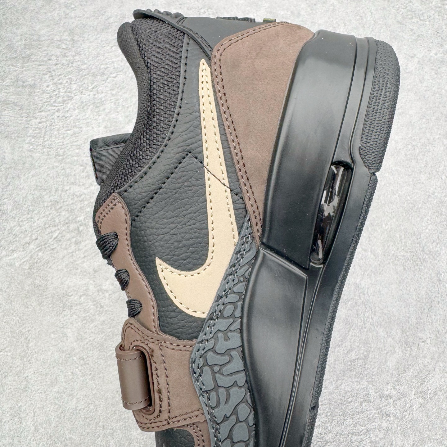 图片[7]-＃KZ神版 Air Jordan Legacy AJ312 复古篮球鞋 CD7069-003 市场最强独一档产物 全套原纸板楦头开发 原厂大底磨具加持立体防滑纹理 原档数据后跟TPU子母扣魔术贴 原装可视Air Sole气垫 原汁原味最完美的312代版型 唯一正确鞋头趴度弧度高度鞋身腰线 进口港宝加持 后跟自然饱满 全鞋荧光划线卡点 追求极致完美 每一双都是工艺品 多重QC质检 超越公司货的品控标准 实实在在的免检产品 鞋身采用了皮革材质打造 横跨鞋面的魔术贴十分吸睛 侧面的Swoosh Logo的一部分被鞋面遮挡了一部分 颇具玩味 魔术贴上标有NK标识 而鞋舌上是Jordan的经典红色飞翼Logo 后跟和鞋底均采用了AJ3的设计 后跟上同样也使用了经典的爆裂纹图案 尺码：36 36.5 37.5 38 38.5 39 40 40.5 41 42 42.5 43 44 44.5 45 46 47.5-选品中心