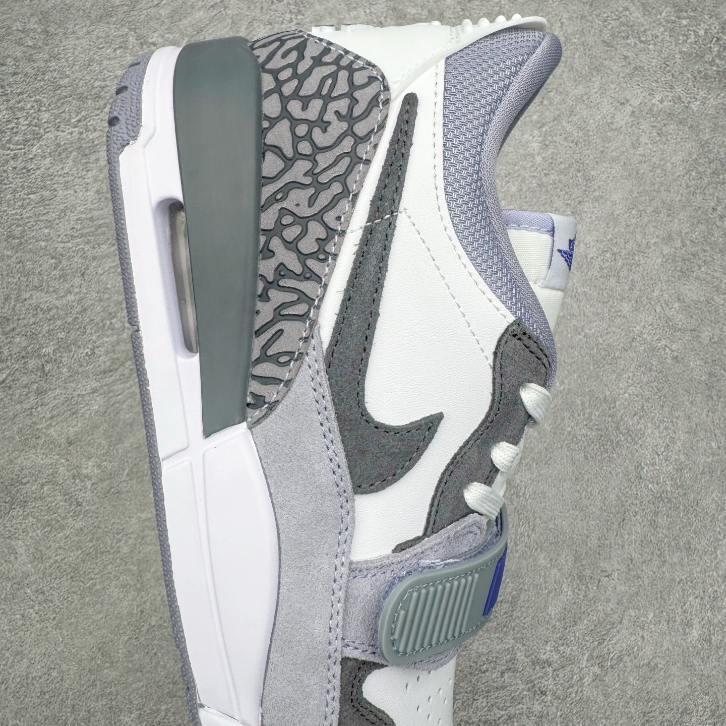 图片[6]-＃KZ神版 Air Jordan Legacy AJ312 复古篮球鞋 CD7069-108 市场最强独一档产物 全套原纸板楦头开发 原厂大底磨具加持立体防滑纹理 原档数据后跟TPU子母扣魔术贴 原装可视Air Sole气垫 原汁原味最完美的312代版型 唯一正确鞋头趴度弧度高度鞋身腰线 进口港宝加持 后跟自然饱满 全鞋荧光划线卡点 追求极致完美 每一双都是工艺品 多重QC质检 超越公司货的品控标准 实实在在的免检产品 鞋身采用了皮革材质打造 横跨鞋面的魔术贴十分吸睛 侧面的Swoosh Logo的一部分被鞋面遮挡了一部分 颇具玩味 魔术贴上标有NK标识 而鞋舌上是Jordan的经典红色飞翼Logo 后跟和鞋底均采用了AJ3的设计 后跟上同样也使用了经典的爆裂纹图案 尺码：36 36.5 37.5 38 38.5 39 40 40.5 41 42 42.5 43 44 44.5 45 46 47.5-选品中心