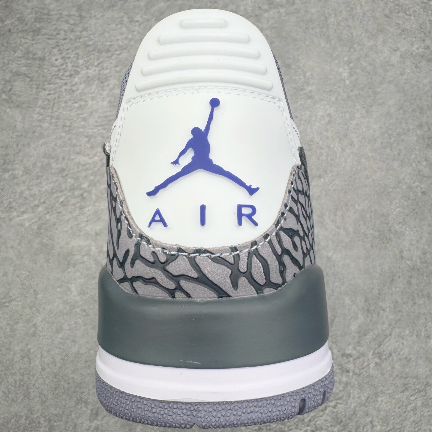 图片[8]-＃KZ神版 Air Jordan Legacy AJ312 复古篮球鞋 CD7069-108 市场最强独一档产物 全套原纸板楦头开发 原厂大底磨具加持立体防滑纹理 原档数据后跟TPU子母扣魔术贴 原装可视Air Sole气垫 原汁原味最完美的312代版型 唯一正确鞋头趴度弧度高度鞋身腰线 进口港宝加持 后跟自然饱满 全鞋荧光划线卡点 追求极致完美 每一双都是工艺品 多重QC质检 超越公司货的品控标准 实实在在的免检产品 鞋身采用了皮革材质打造 横跨鞋面的魔术贴十分吸睛 侧面的Swoosh Logo的一部分被鞋面遮挡了一部分 颇具玩味 魔术贴上标有NK标识 而鞋舌上是Jordan的经典红色飞翼Logo 后跟和鞋底均采用了AJ3的设计 后跟上同样也使用了经典的爆裂纹图案 尺码：36 36.5 37.5 38 38.5 39 40 40.5 41 42 42.5 43 44 44.5 45 46 47.5-选品中心