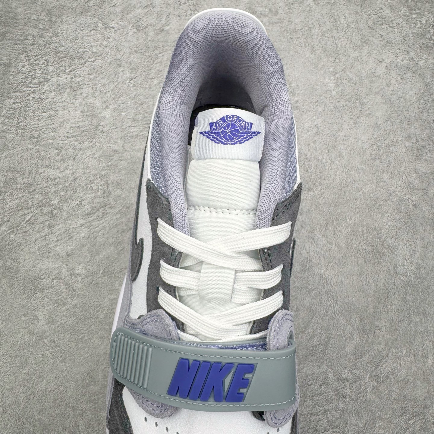 图片[5]-＃KZ神版 Air Jordan Legacy AJ312 复古篮球鞋 CD7069-108 市场最强独一档产物 全套原纸板楦头开发 原厂大底磨具加持立体防滑纹理 原档数据后跟TPU子母扣魔术贴 原装可视Air Sole气垫 原汁原味最完美的312代版型 唯一正确鞋头趴度弧度高度鞋身腰线 进口港宝加持 后跟自然饱满 全鞋荧光划线卡点 追求极致完美 每一双都是工艺品 多重QC质检 超越公司货的品控标准 实实在在的免检产品 鞋身采用了皮革材质打造 横跨鞋面的魔术贴十分吸睛 侧面的Swoosh Logo的一部分被鞋面遮挡了一部分 颇具玩味 魔术贴上标有NK标识 而鞋舌上是Jordan的经典红色飞翼Logo 后跟和鞋底均采用了AJ3的设计 后跟上同样也使用了经典的爆裂纹图案 尺码：36 36.5 37.5 38 38.5 39 40 40.5 41 42 42.5 43 44 44.5 45 46 47.5-选品中心