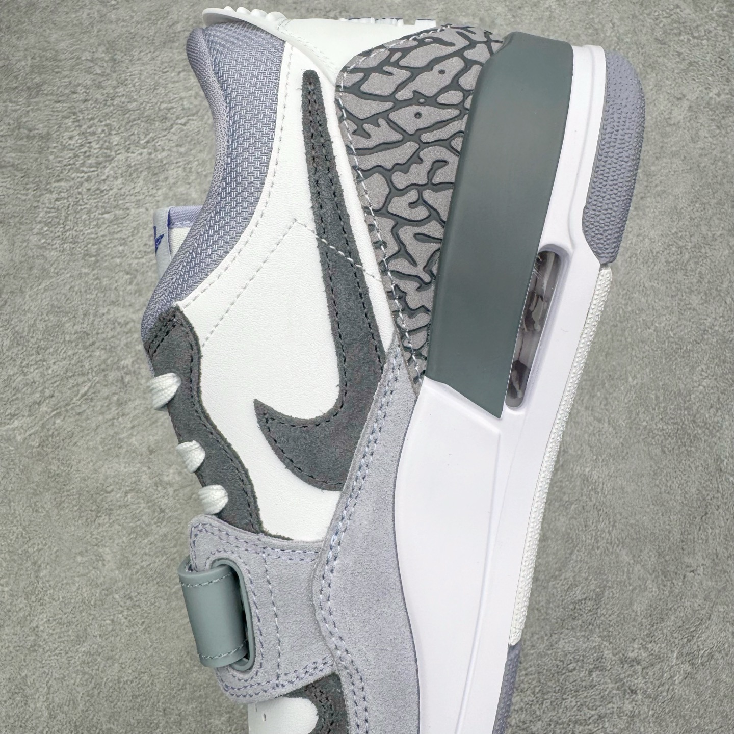 图片[7]-＃KZ神版 Air Jordan Legacy AJ312 复古篮球鞋 CD7069-108 市场最强独一档产物 全套原纸板楦头开发 原厂大底磨具加持立体防滑纹理 原档数据后跟TPU子母扣魔术贴 原装可视Air Sole气垫 原汁原味最完美的312代版型 唯一正确鞋头趴度弧度高度鞋身腰线 进口港宝加持 后跟自然饱满 全鞋荧光划线卡点 追求极致完美 每一双都是工艺品 多重QC质检 超越公司货的品控标准 实实在在的免检产品 鞋身采用了皮革材质打造 横跨鞋面的魔术贴十分吸睛 侧面的Swoosh Logo的一部分被鞋面遮挡了一部分 颇具玩味 魔术贴上标有NK标识 而鞋舌上是Jordan的经典红色飞翼Logo 后跟和鞋底均采用了AJ3的设计 后跟上同样也使用了经典的爆裂纹图案 尺码：36 36.5 37.5 38 38.5 39 40 40.5 41 42 42.5 43 44 44.5 45 46 47.5-选品中心