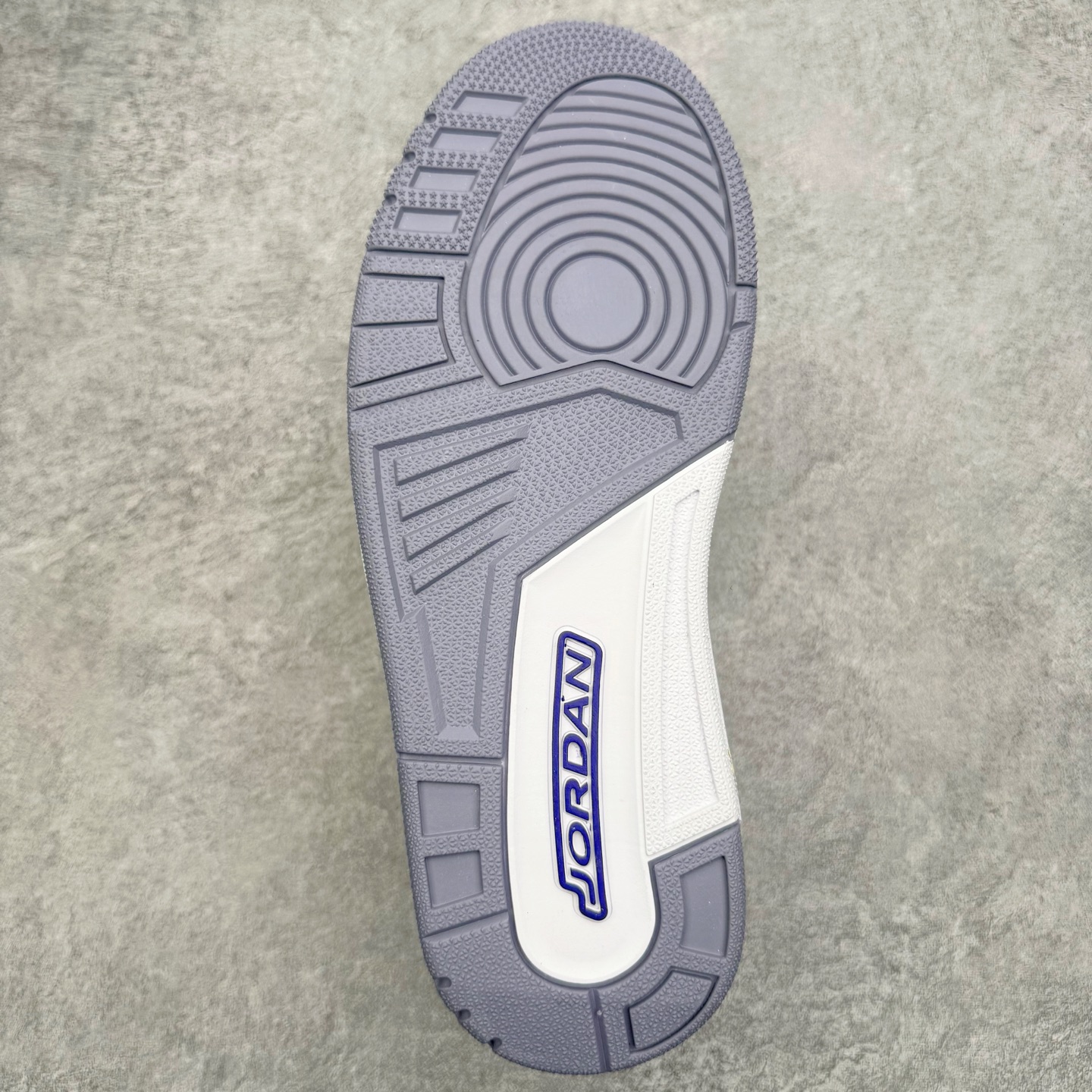 图片[9]-＃KZ神版 Air Jordan Legacy AJ312 复古篮球鞋 CD7069-108 市场最强独一档产物 全套原纸板楦头开发 原厂大底磨具加持立体防滑纹理 原档数据后跟TPU子母扣魔术贴 原装可视Air Sole气垫 原汁原味最完美的312代版型 唯一正确鞋头趴度弧度高度鞋身腰线 进口港宝加持 后跟自然饱满 全鞋荧光划线卡点 追求极致完美 每一双都是工艺品 多重QC质检 超越公司货的品控标准 实实在在的免检产品 鞋身采用了皮革材质打造 横跨鞋面的魔术贴十分吸睛 侧面的Swoosh Logo的一部分被鞋面遮挡了一部分 颇具玩味 魔术贴上标有NK标识 而鞋舌上是Jordan的经典红色飞翼Logo 后跟和鞋底均采用了AJ3的设计 后跟上同样也使用了经典的爆裂纹图案 尺码：36 36.5 37.5 38 38.5 39 40 40.5 41 42 42.5 43 44 44.5 45 46 47.5-选品中心