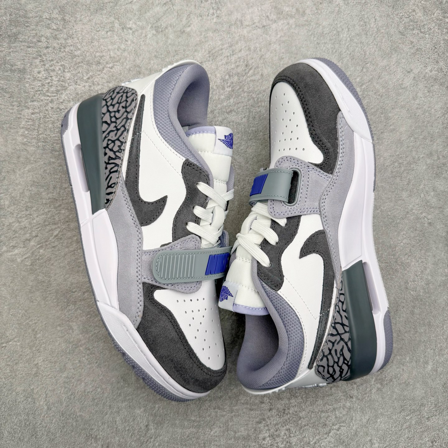 图片[3]-＃KZ神版 Air Jordan Legacy AJ312 复古篮球鞋 CD7069-108 市场最强独一档产物 全套原纸板楦头开发 原厂大底磨具加持立体防滑纹理 原档数据后跟TPU子母扣魔术贴 原装可视Air Sole气垫 原汁原味最完美的312代版型 唯一正确鞋头趴度弧度高度鞋身腰线 进口港宝加持 后跟自然饱满 全鞋荧光划线卡点 追求极致完美 每一双都是工艺品 多重QC质检 超越公司货的品控标准 实实在在的免检产品 鞋身采用了皮革材质打造 横跨鞋面的魔术贴十分吸睛 侧面的Swoosh Logo的一部分被鞋面遮挡了一部分 颇具玩味 魔术贴上标有NK标识 而鞋舌上是Jordan的经典红色飞翼Logo 后跟和鞋底均采用了AJ3的设计 后跟上同样也使用了经典的爆裂纹图案 尺码：36 36.5 37.5 38 38.5 39 40 40.5 41 42 42.5 43 44 44.5 45 46 47.5-选品中心