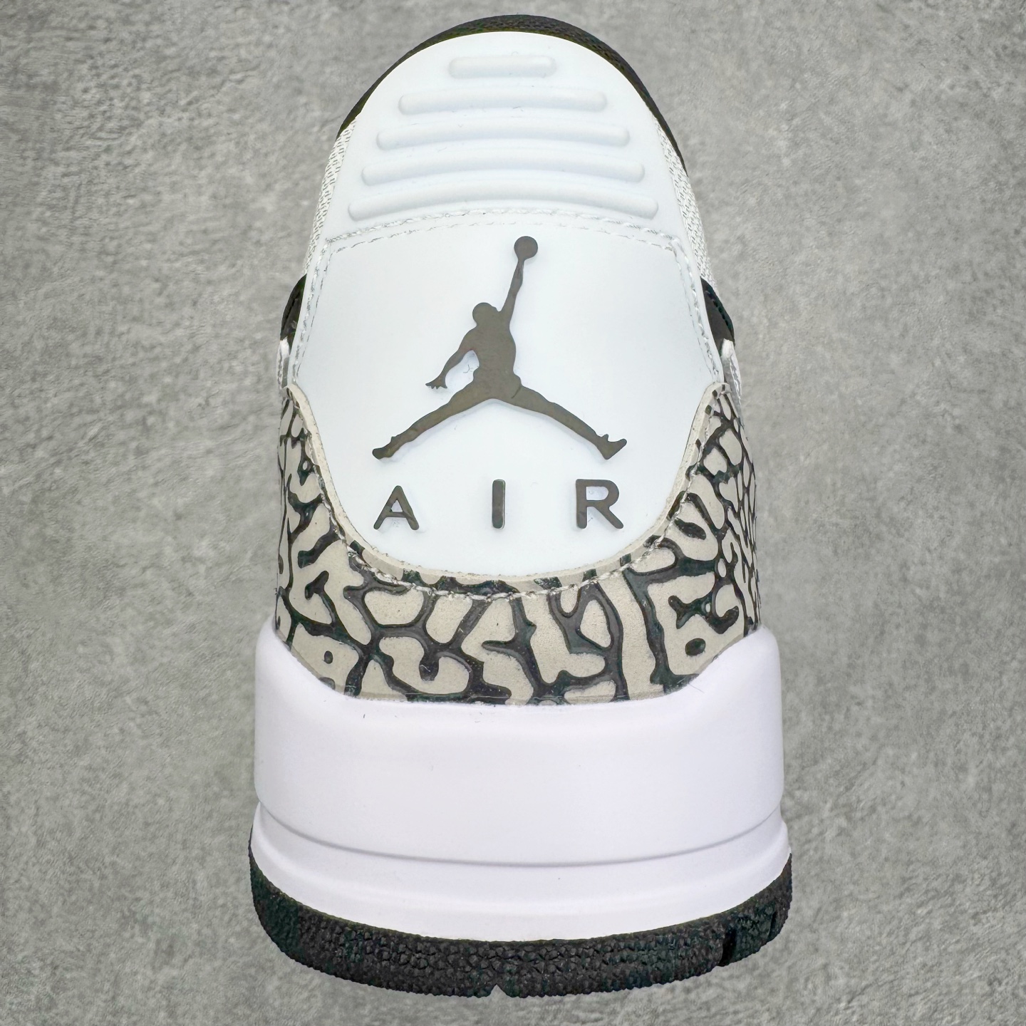 图片[8]-＃KZ神版 Air Jordan Legacy AJ312 复古篮球鞋 CD7069-111 市场最强独一档产物 全套原纸板楦头开发 原厂大底磨具加持立体防滑纹理 原档数据后跟TPU子母扣魔术贴 原装可视Air Sole气垫 原汁原味最完美的312代版型 唯一正确鞋头趴度弧度高度鞋身腰线 进口港宝加持 后跟自然饱满 全鞋荧光划线卡点 追求极致完美 每一双都是工艺品 多重QC质检 超越公司货的品控标准 实实在在的免检产品 鞋身采用了皮革材质打造 横跨鞋面的魔术贴十分吸睛 侧面的Swoosh Logo的一部分被鞋面遮挡了一部分 颇具玩味 魔术贴上标有NK标识 而鞋舌上是Jordan的经典红色飞翼Logo 后跟和鞋底均采用了AJ3的设计 后跟上同样也使用了经典的爆裂纹图案 尺码：36 36.5 37.5 38 38.5 39 40 40.5 41 42 42.5 43 44 44.5 45 46 47.5-选品中心