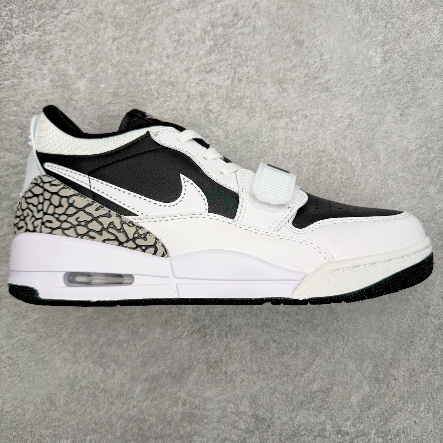 图片[2]-＃KZ神版 Air Jordan Legacy AJ312 复古篮球鞋 市场最强独一档产物 全套原纸板楦头开发 原厂大底磨具加持立体防滑纹理 原档数据后跟TPU子母扣魔术贴 原装可视Air Sole气垫 原汁原味最完美的312代版型 唯一正确鞋头趴度弧度高度鞋身腰线 进口港宝加持 后跟自然饱满 全鞋荧光划线卡点 追求极致完美 每一双都是工艺品 多重QC质检 超越公司货的品控标准 实实在在的免检产品 鞋身采用了皮革材质打造 横跨鞋面的魔术贴十分吸睛 侧面的Swoosh Logo的一部分被鞋面遮挡了一部分 颇具玩味 魔术贴上标有NK标识 而鞋舌上是Jordan的经典红色飞翼Logo 后跟和鞋底均采用了AJ3的设计 后跟上同样也使用了经典的爆裂纹图案 尺码：36 36.5 37.5 38 38.5 39 40 40.5 41 42 42.5 43 44 44.5 45 46 47.5-选品中心